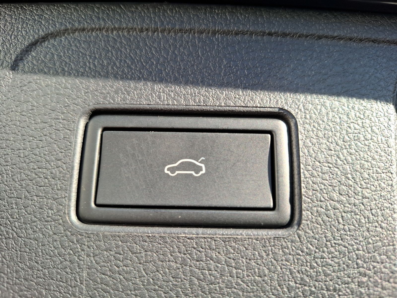 Fahrzeugabbildung Volkswagen Passat Variant TDI Elegance DSG STH Matrix AHK N