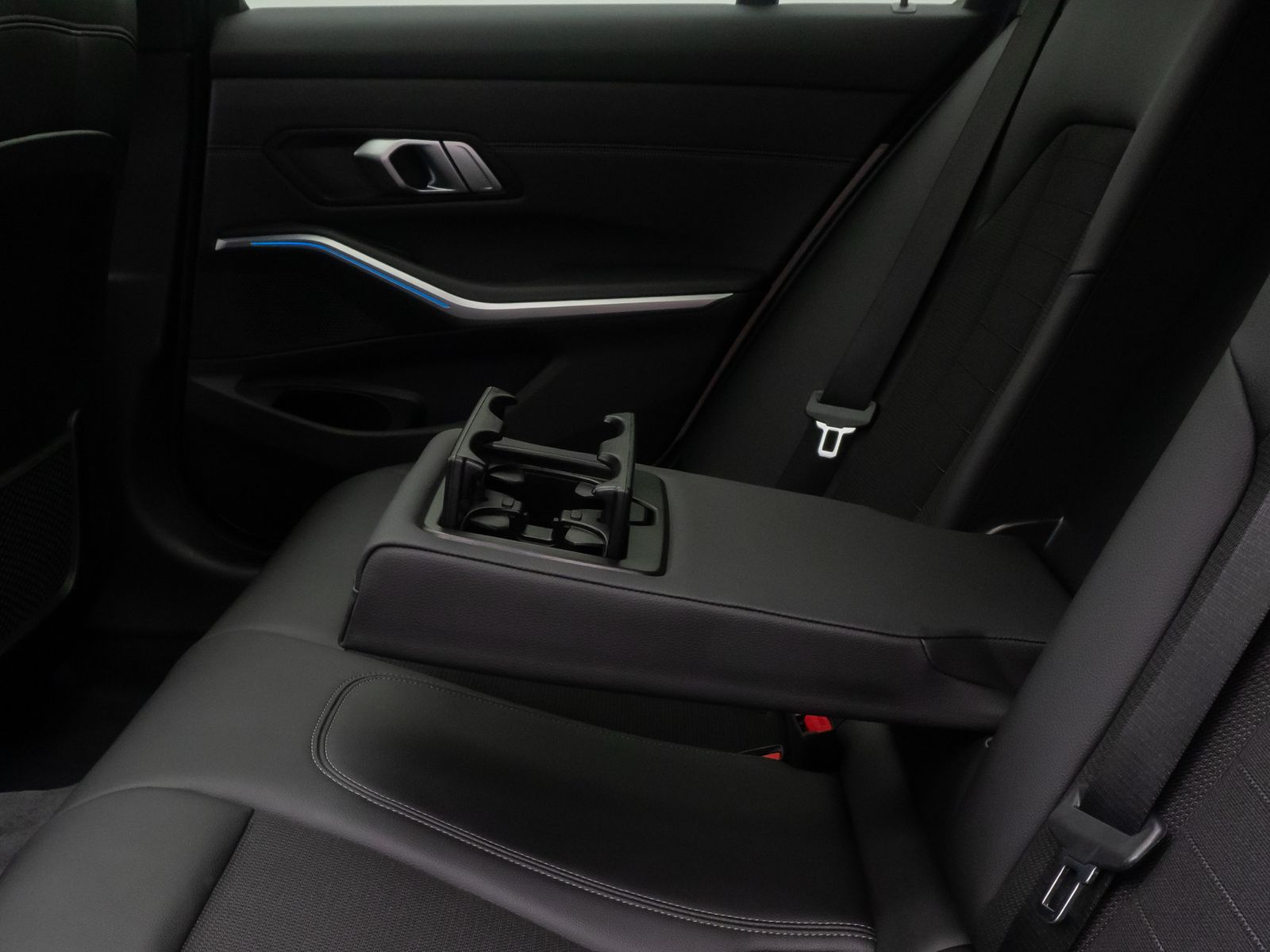 Fahrzeugabbildung BMW 330e xD Sport Line Alarm HUD DAB Panorama HiFi