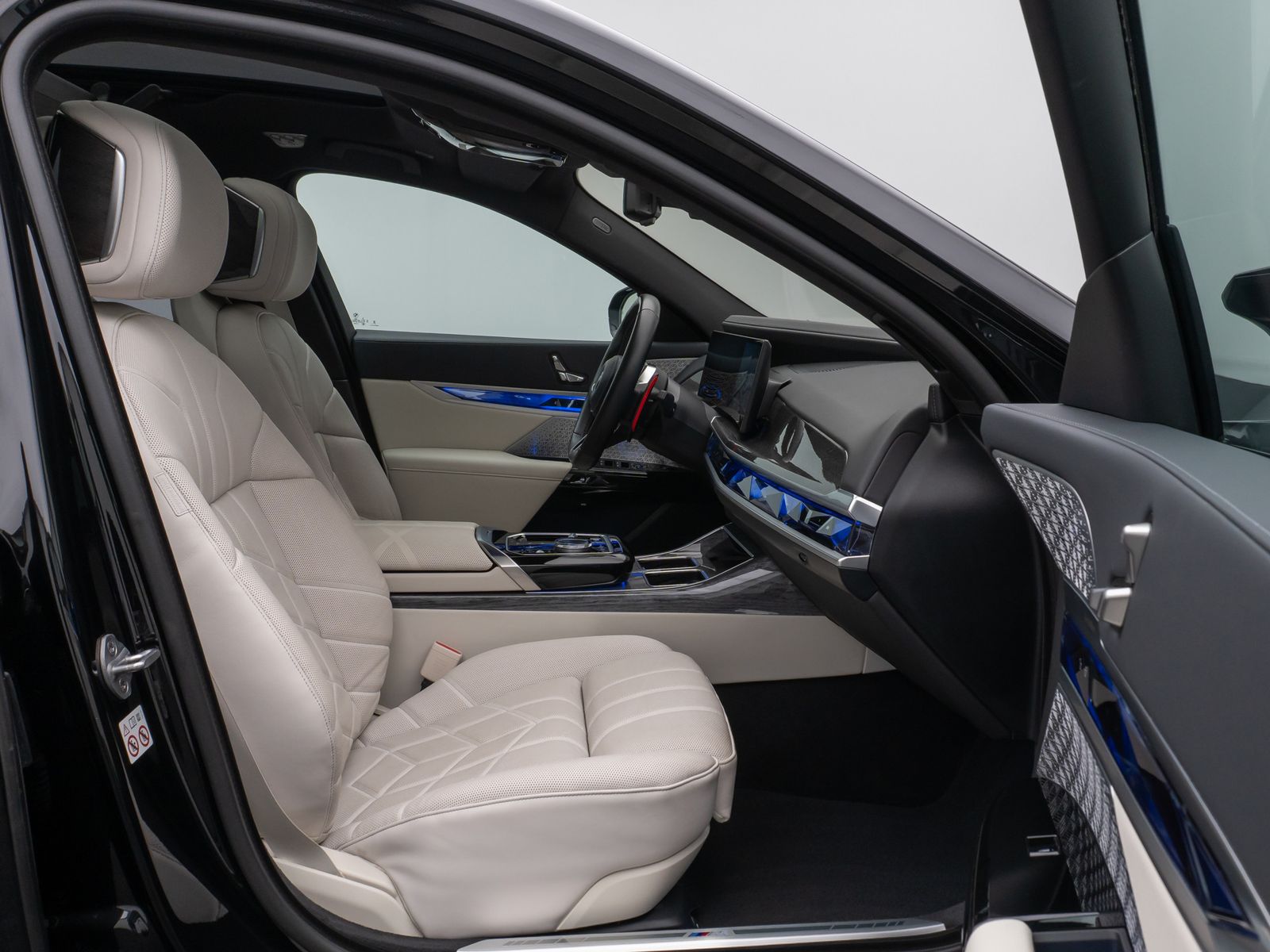 Fahrzeugabbildung BMW M760e Sky Lounge B&W Fond Ent M-Performance Voll