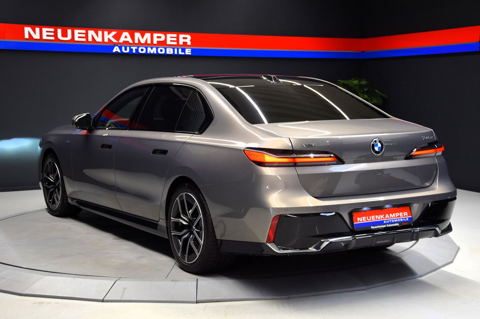 Fahrzeugabbildung BMW 740d xDrive M Sport Sky-Lounge AHK Standheizung