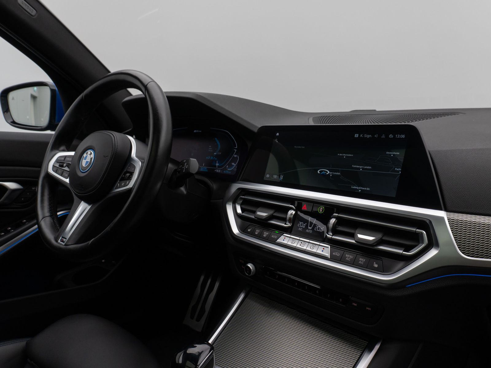 Fahrzeugabbildung BMW 330e  M Sport Panorama Laser Kamera HUD HiFi