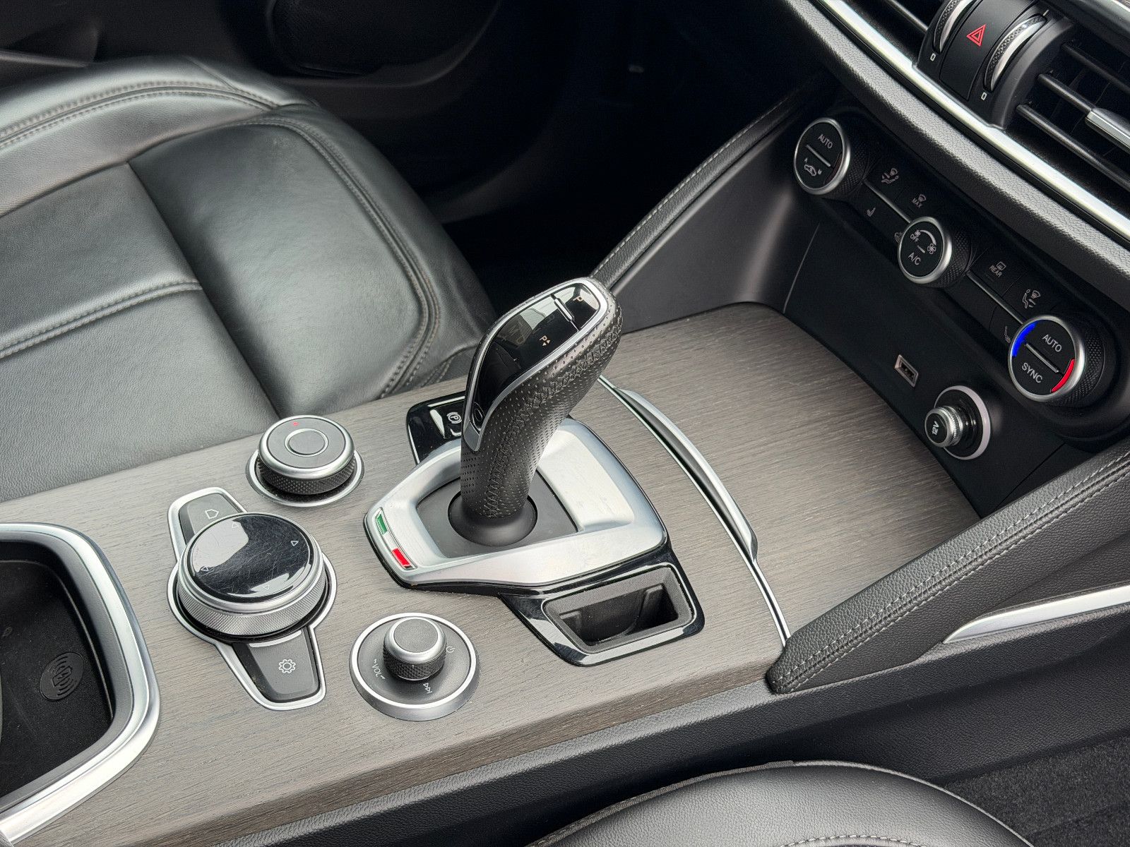 Fahrzeugabbildung Alfa Romeo Stelvio Ti Q4/MEMORY/ACC/NAVI/KAMERA/SHZ/KLIMA
