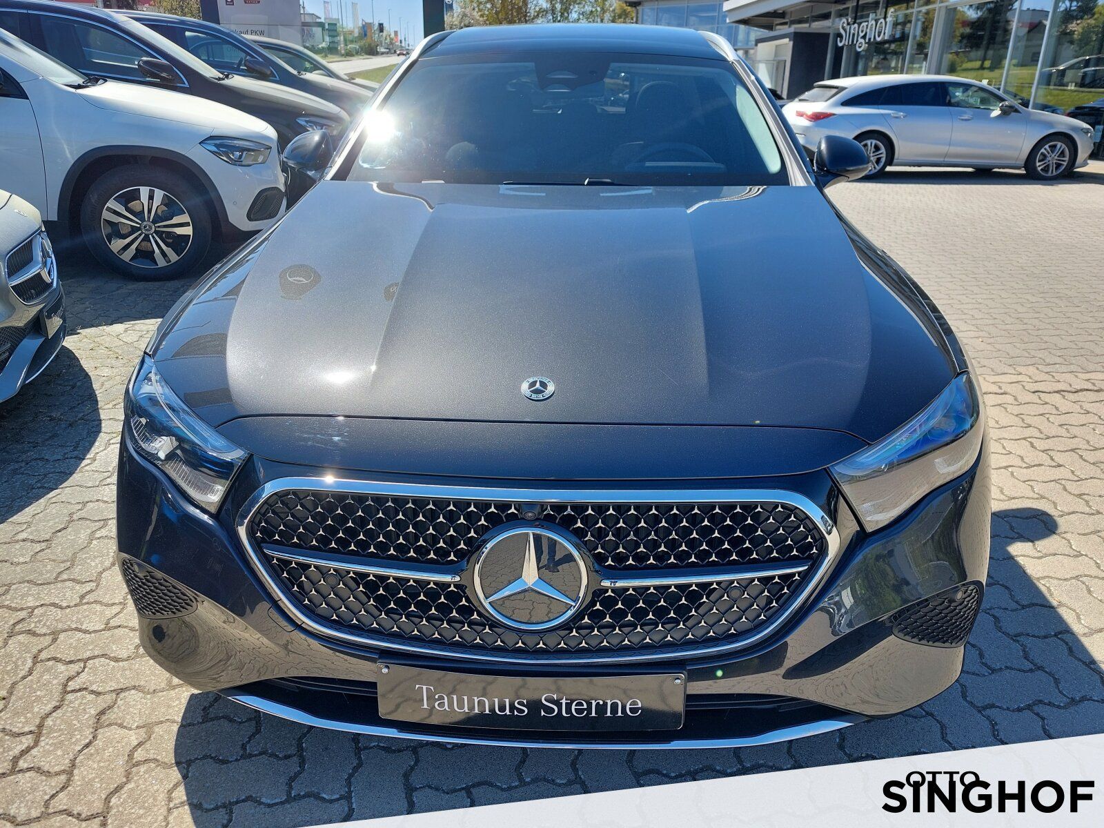 Fahrzeugabbildung Mercedes-Benz E 220 d T Avantgarde +Pano+Digital+Distronic+360