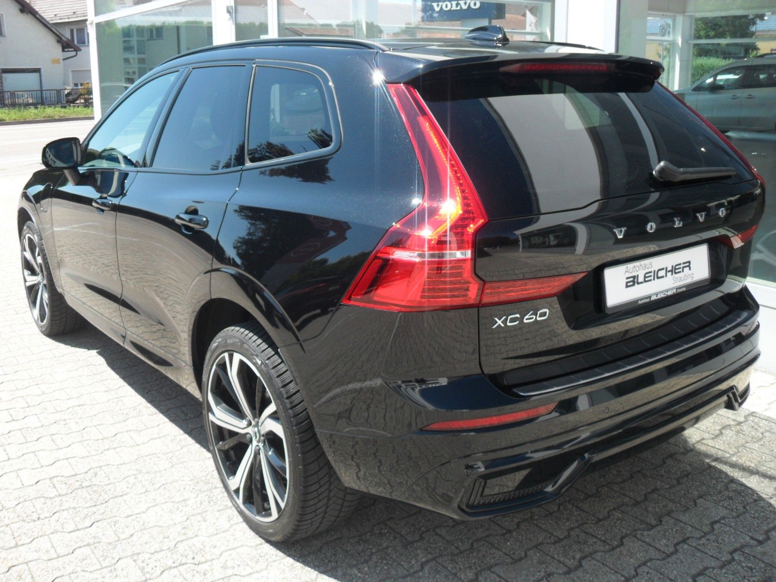 Fahrzeugabbildung Volvo XC 60 T8 R- Design Plug-In Hybrid AWD | Head Up