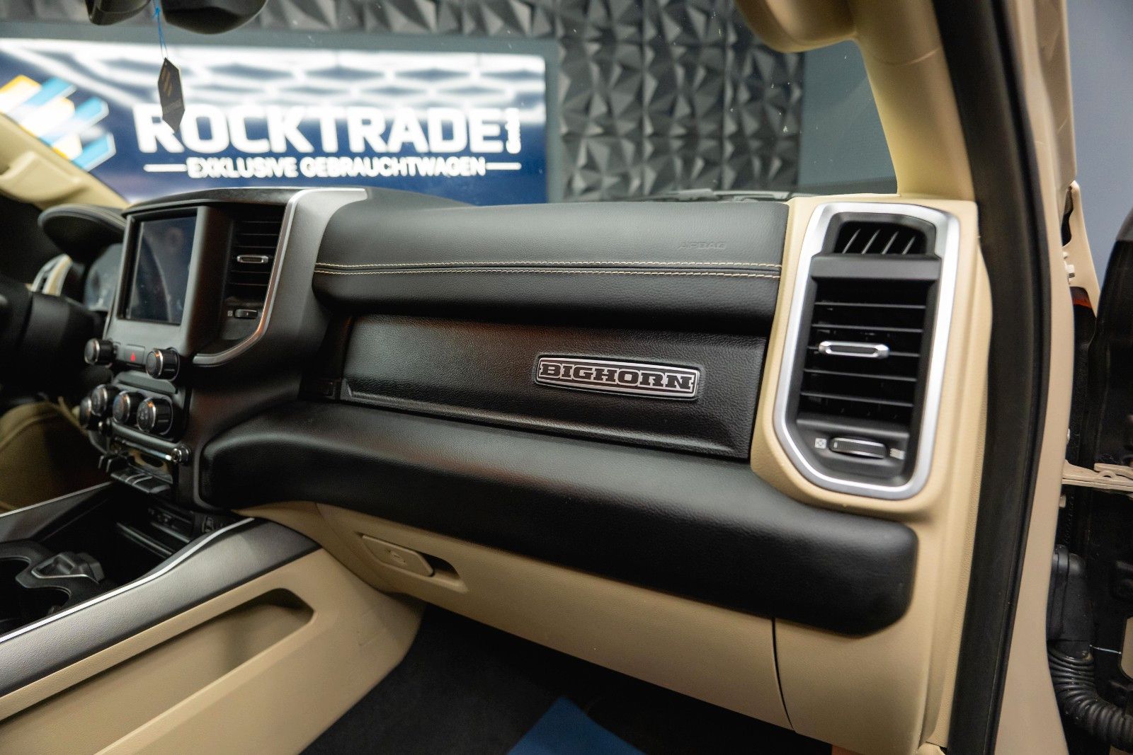 Fahrzeugabbildung Dodge RAM 5.7 V8 HEMI 4x4 ARMY STYLE Offroad LONGBED