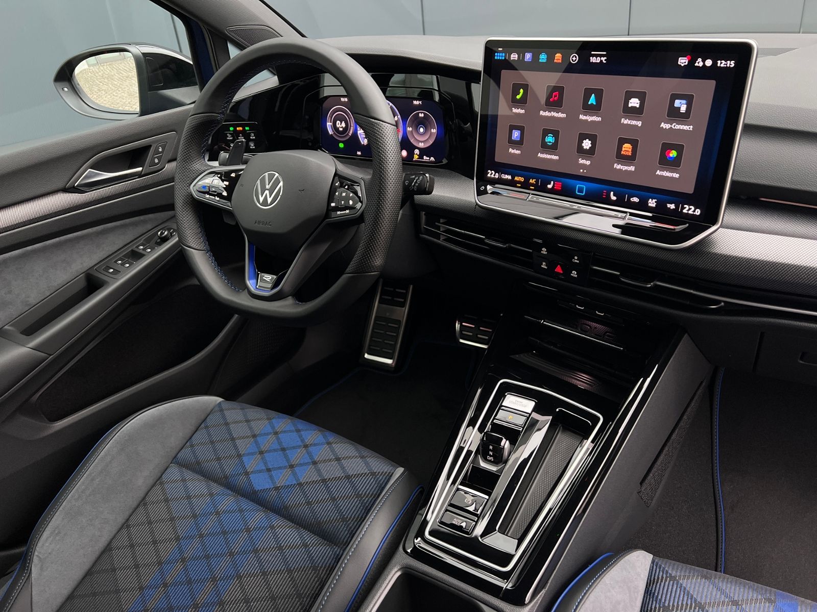 Fahrzeugabbildung Volkswagen Golf VIII R 2.0 TSI DSG 4MOTION *IQ.Light, Black