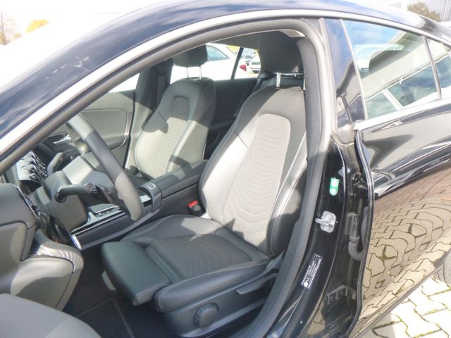 Fahrzeugabbildung Mercedes-Benz CLA 180 Shooting Brake >AUT/NAVI/Teilleder<