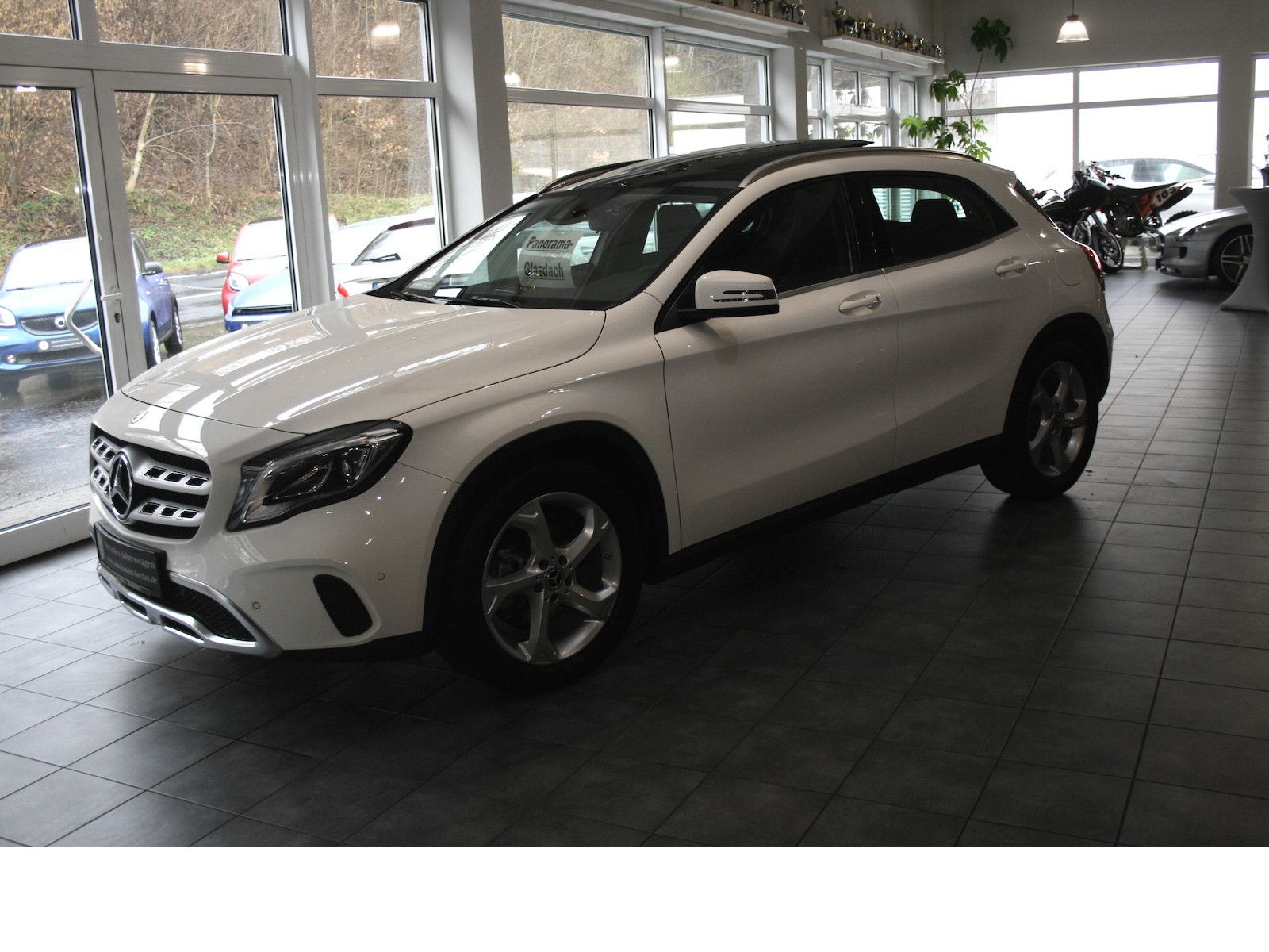 Fahrzeugabbildung Mercedes-Benz GLA 200 Urban *LED *AHK *Pano-Dach *Navi