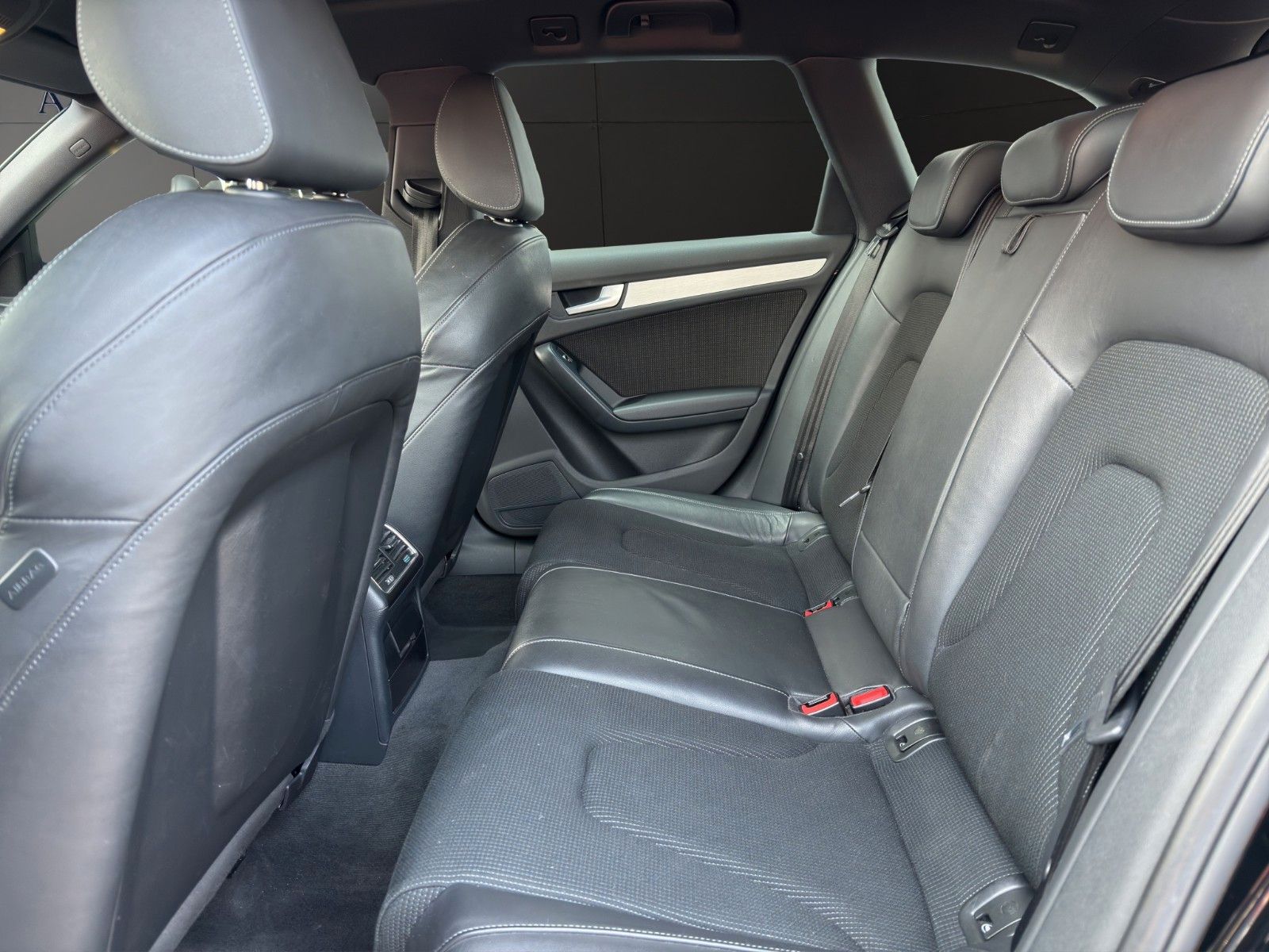 Fahrzeugabbildung Audi A4 Avant 2.0 TDI *S-line*Tempomat*Teilleder*Navi