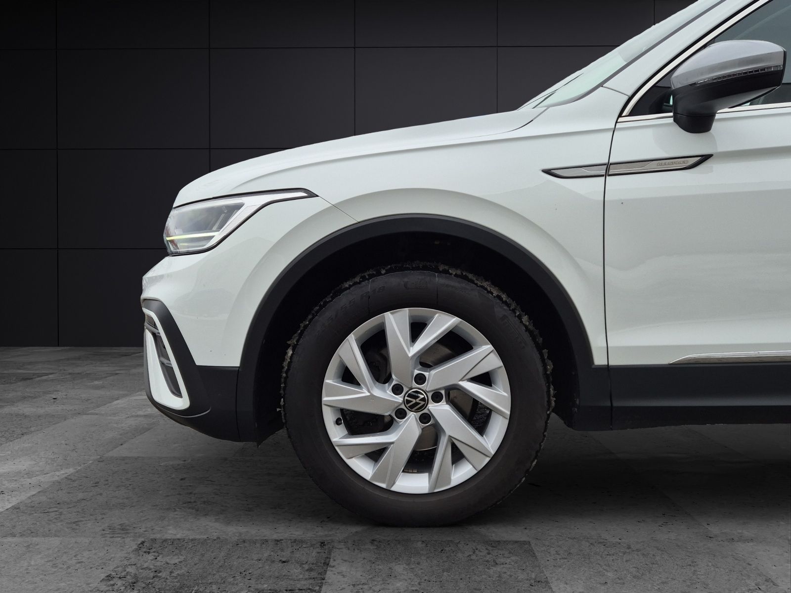 Fahrzeugabbildung Volkswagen Tiguan Allspace TDI LED AHK Navi AID ACC SHZ 18"