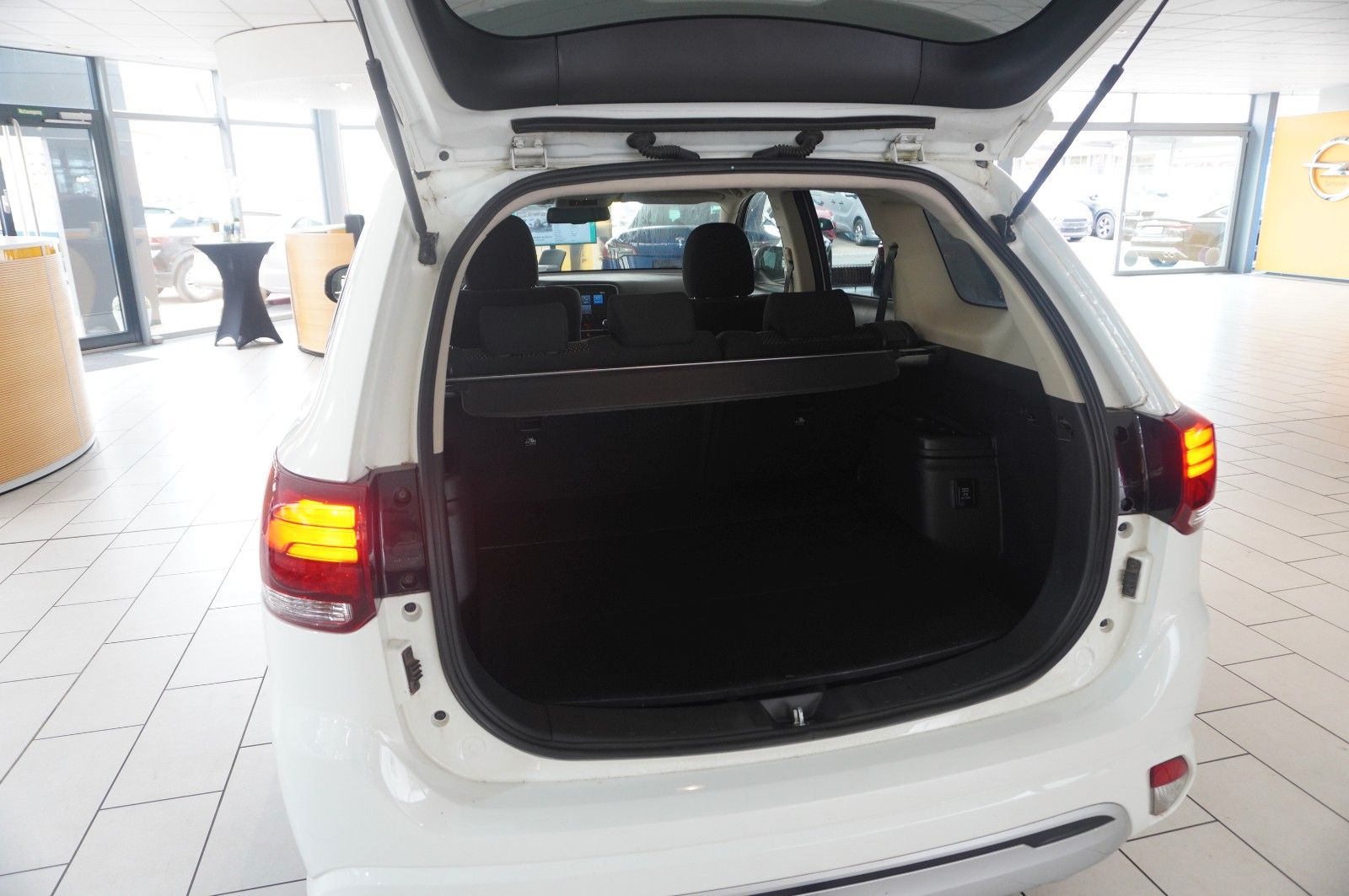 Fahrzeugabbildung Mitsubishi Outlander 2.4 PHEV 4WD NAVI/LED/KAMERA/DAB/AHK