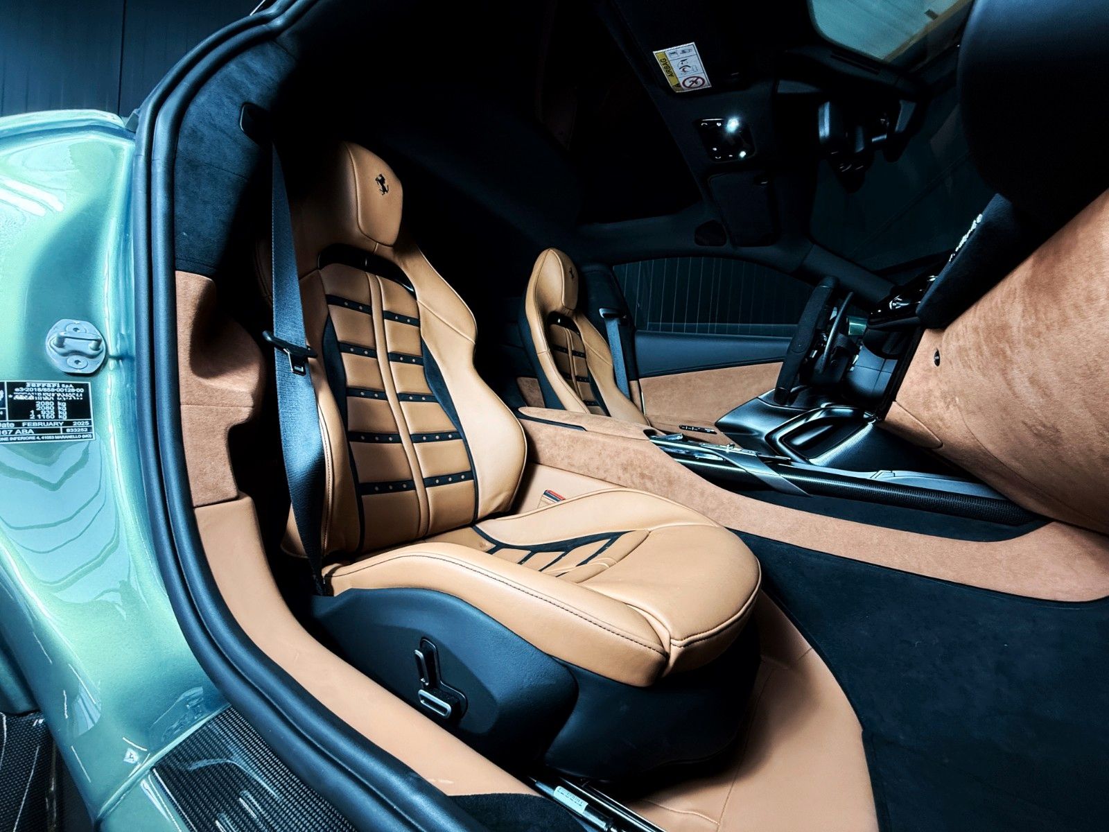 Fahrzeugabbildung Ferrari 12Cilindri + Cabon + Lift + Verde Minerale Metal