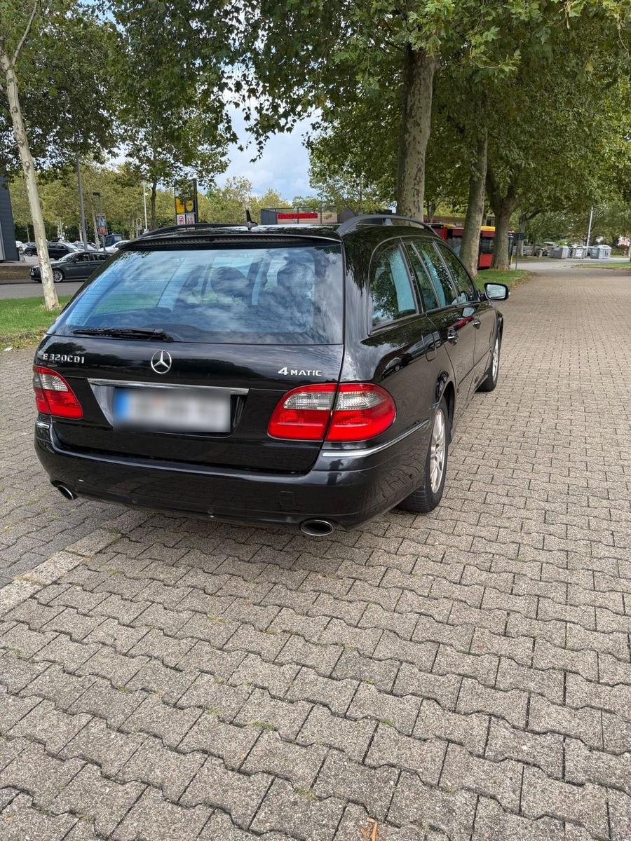 Mercedes-Benz E320 2007 — rear view