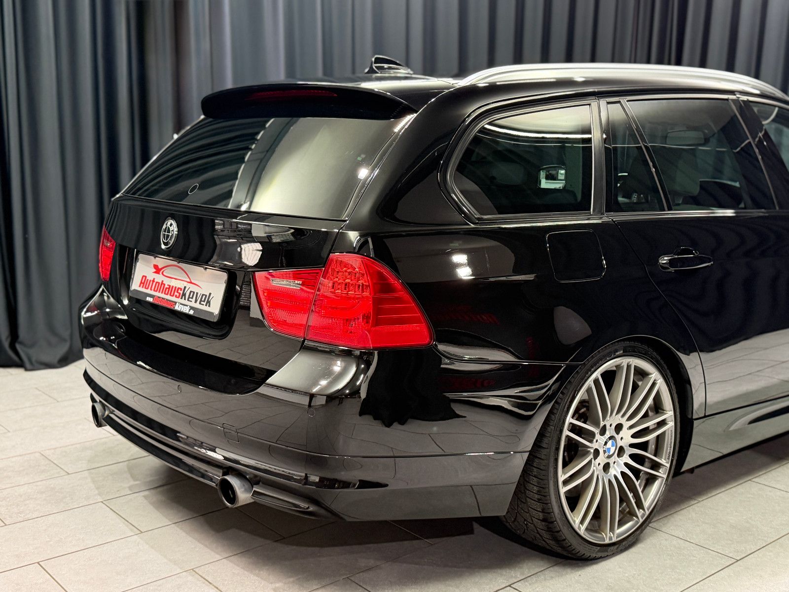 Fahrzeugabbildung BMW 335 i xDrive Touring|LEDER|NAVI|PANO