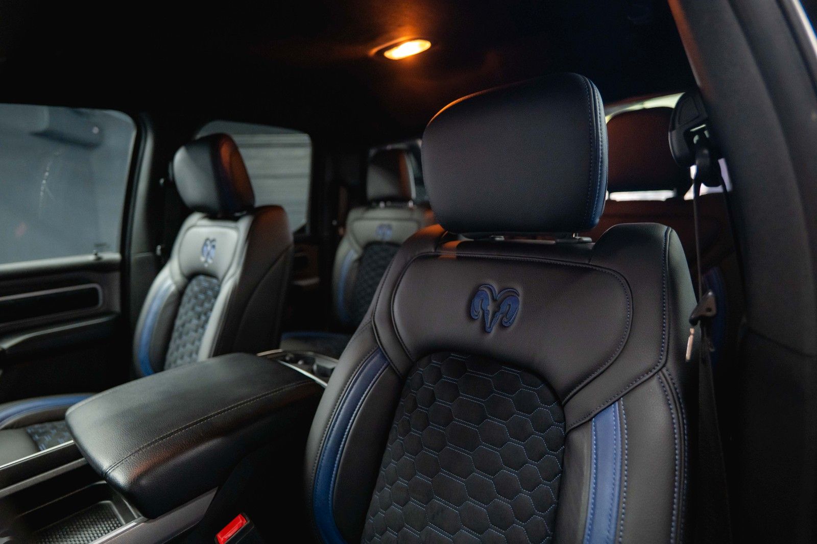 Fahrzeugabbildung Dodge RAM 5.7 V8 HEMI 4x4 OFFROAD Night-Paket LONGBED