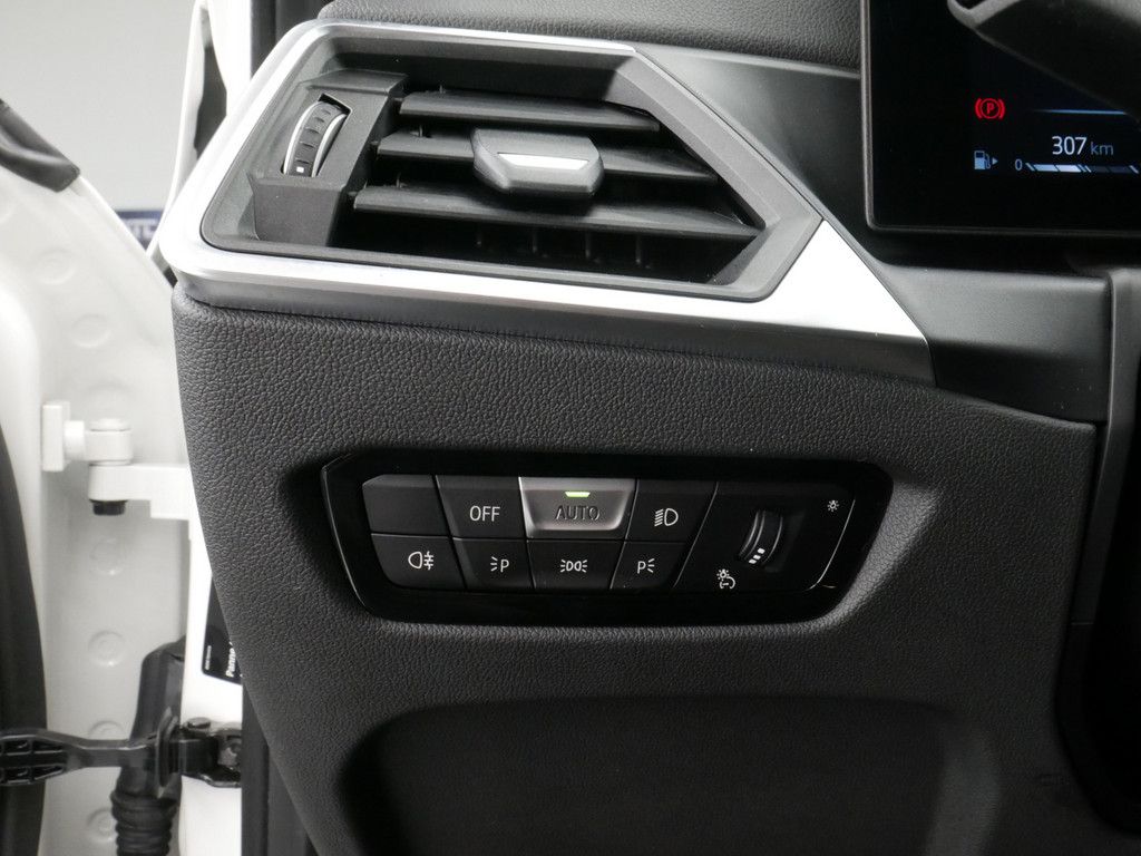 BMW 320 i xDrive M-Sport KAMERA NAVI AHK FACEL. LED foto 17