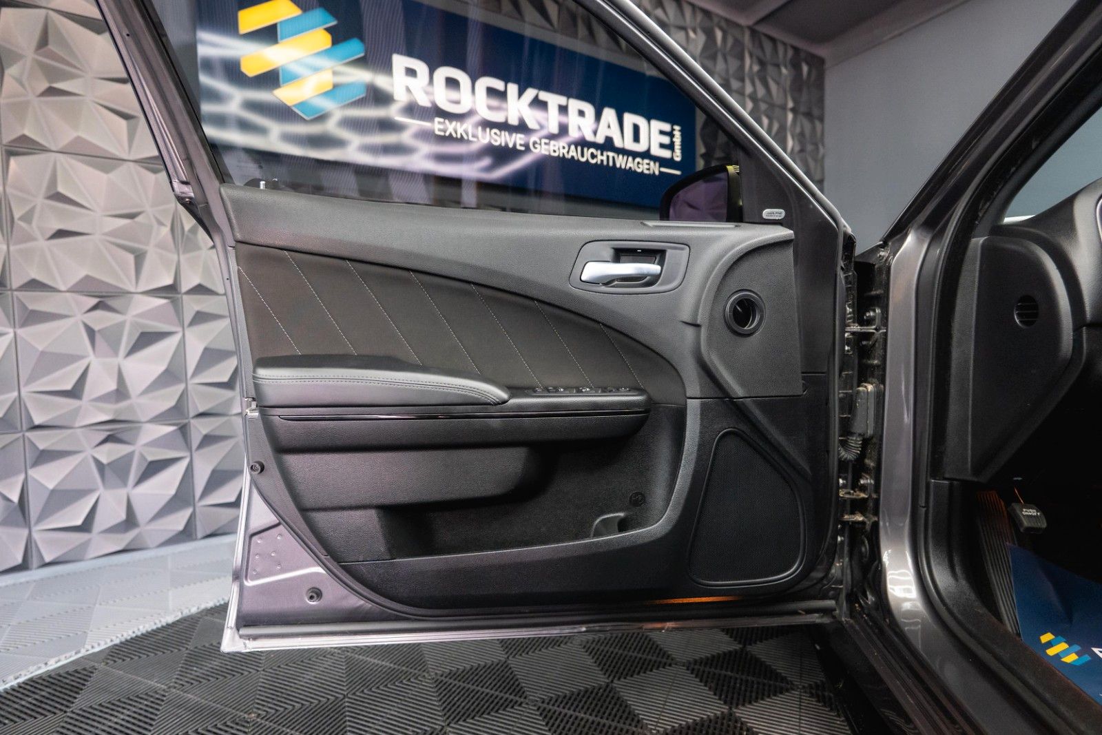 Fahrzeugabbildung Dodge Charger 5.7 V8 HEMI R/T KONG Night Performance