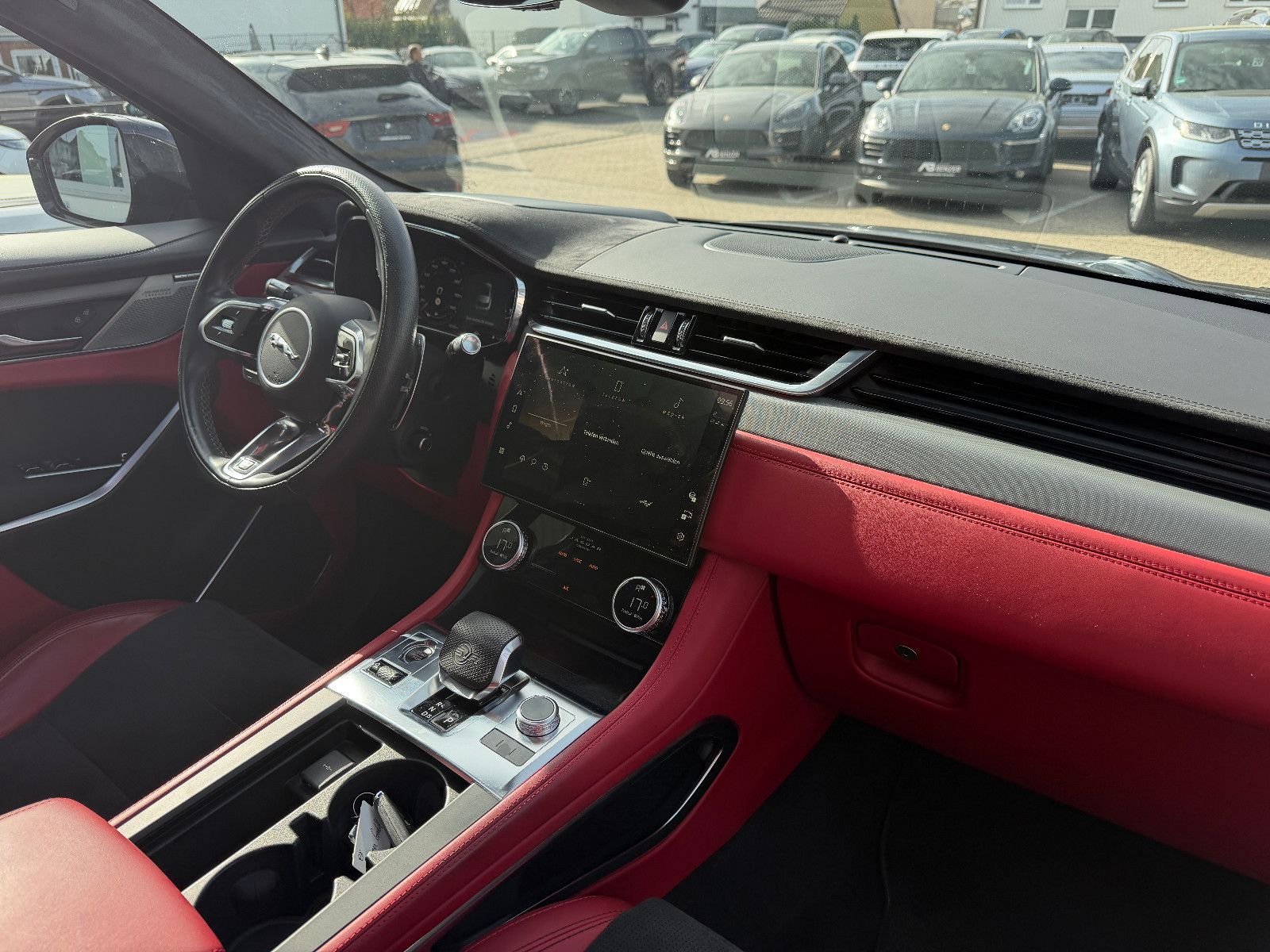 Fahrzeugabbildung Jaguar F-PACE SVR /PANO/MERIDIAN/HUD/360°KAM/MEMORY