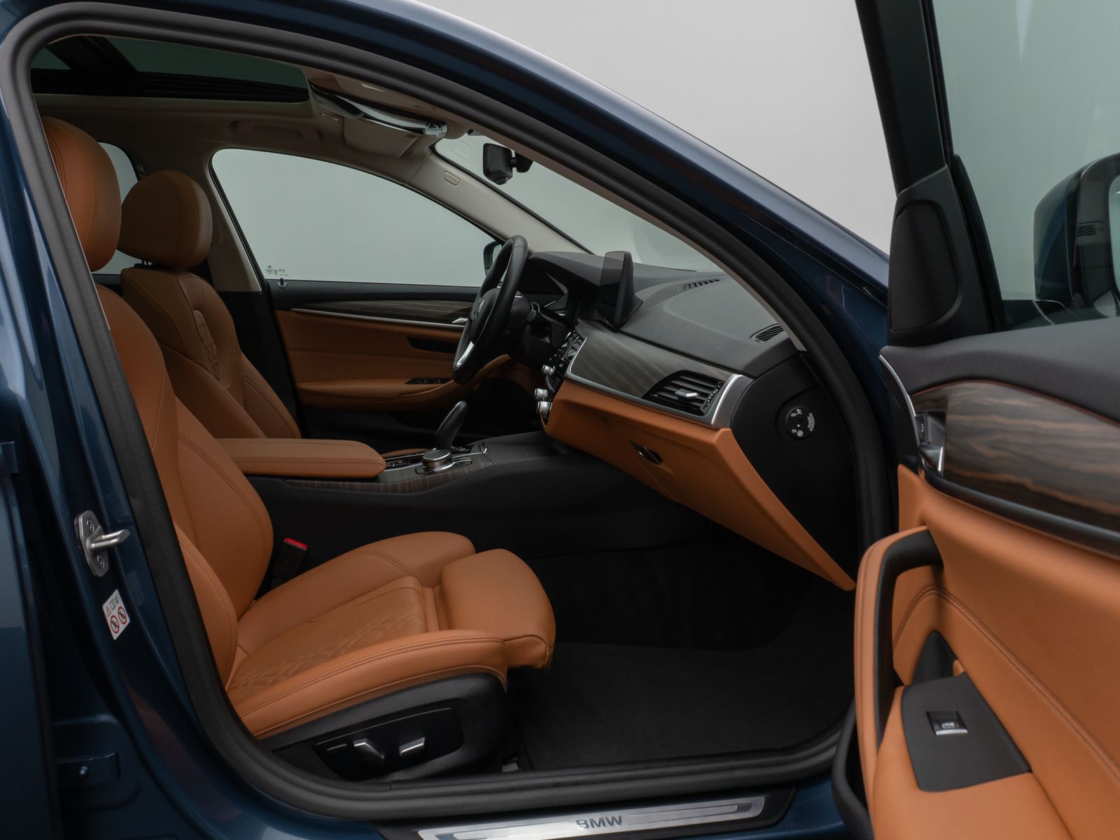 Fahrzeugabbildung BMW 530e Panorama Kamera HUD DAB HiFi Alarm Sport