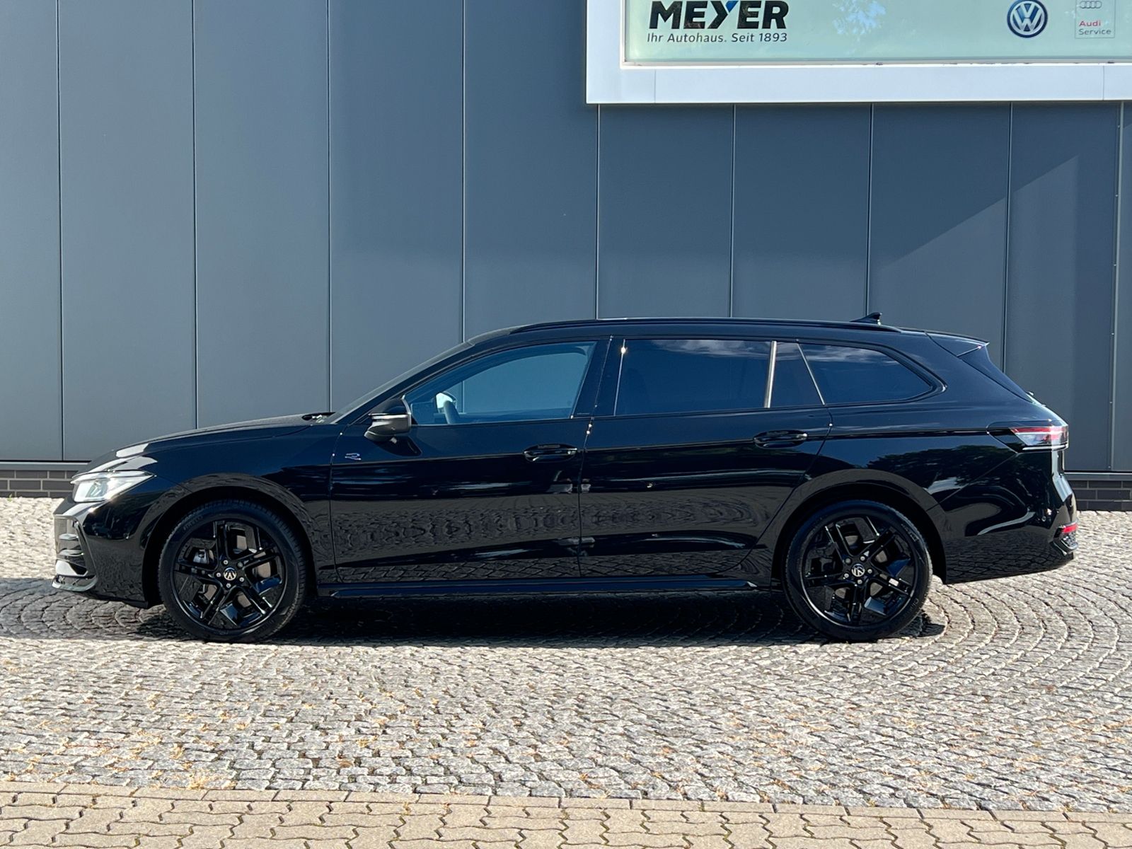 Fahrzeugabbildung Volkswagen Passat Variant R-Line 2.0 TDI DSG 4MOTION *AHK,