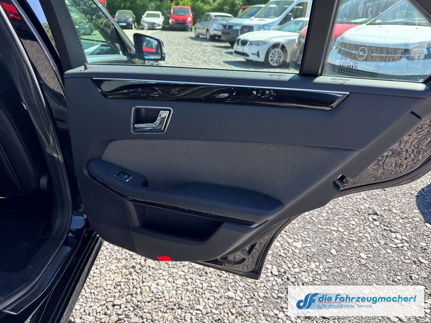 Fahrzeugabbildung Mercedes-Benz E 200 CGI BlueEfficiency Navi Bi-Xenon Kurvenlic