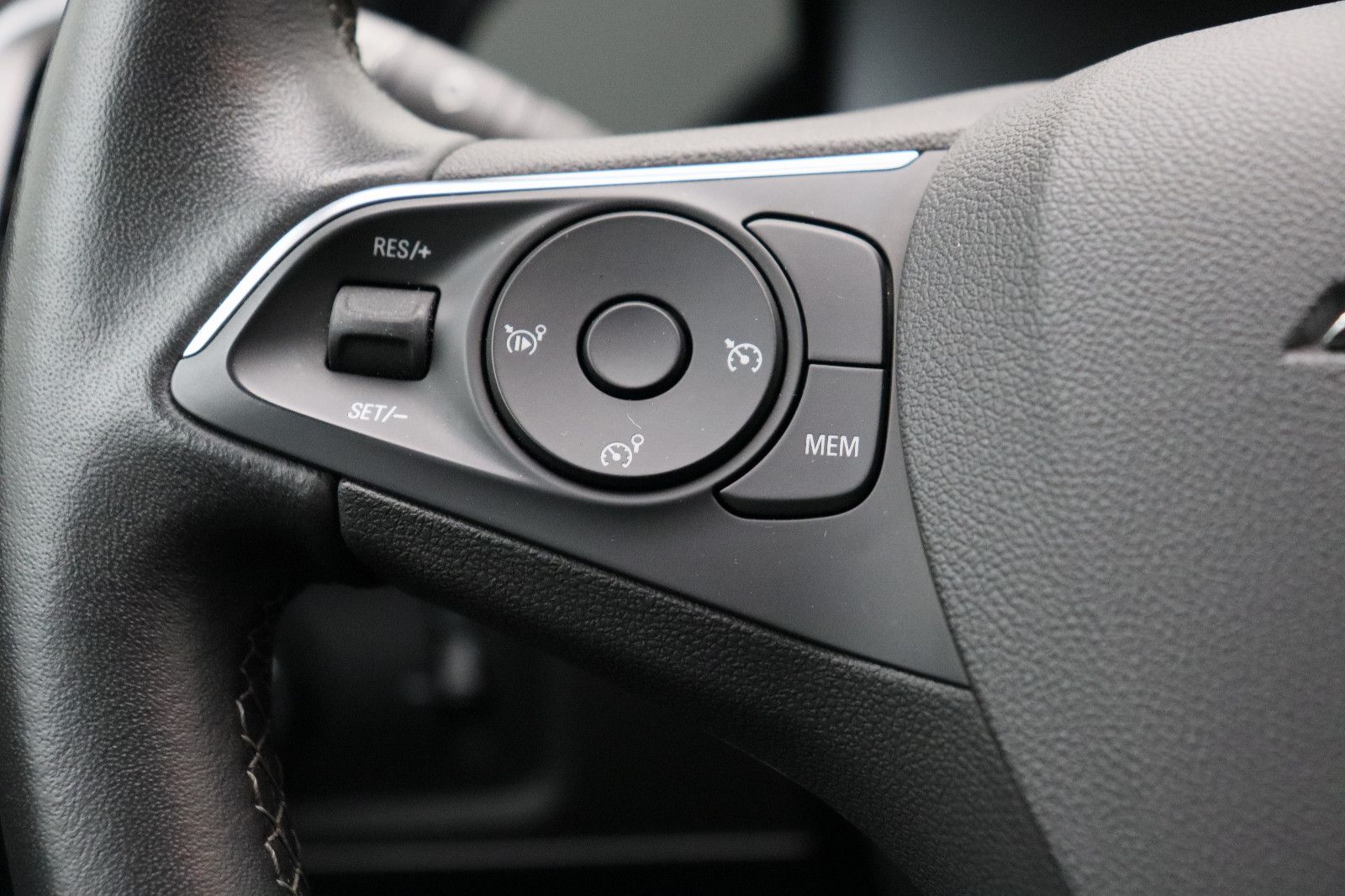 Fahrzeugabbildung Opel Grandland X 1.2 Elegance
