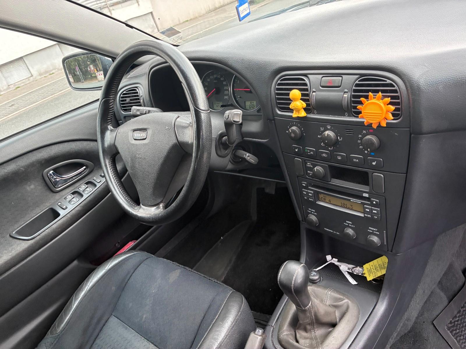 Volvo V40 2004 — photo 20
