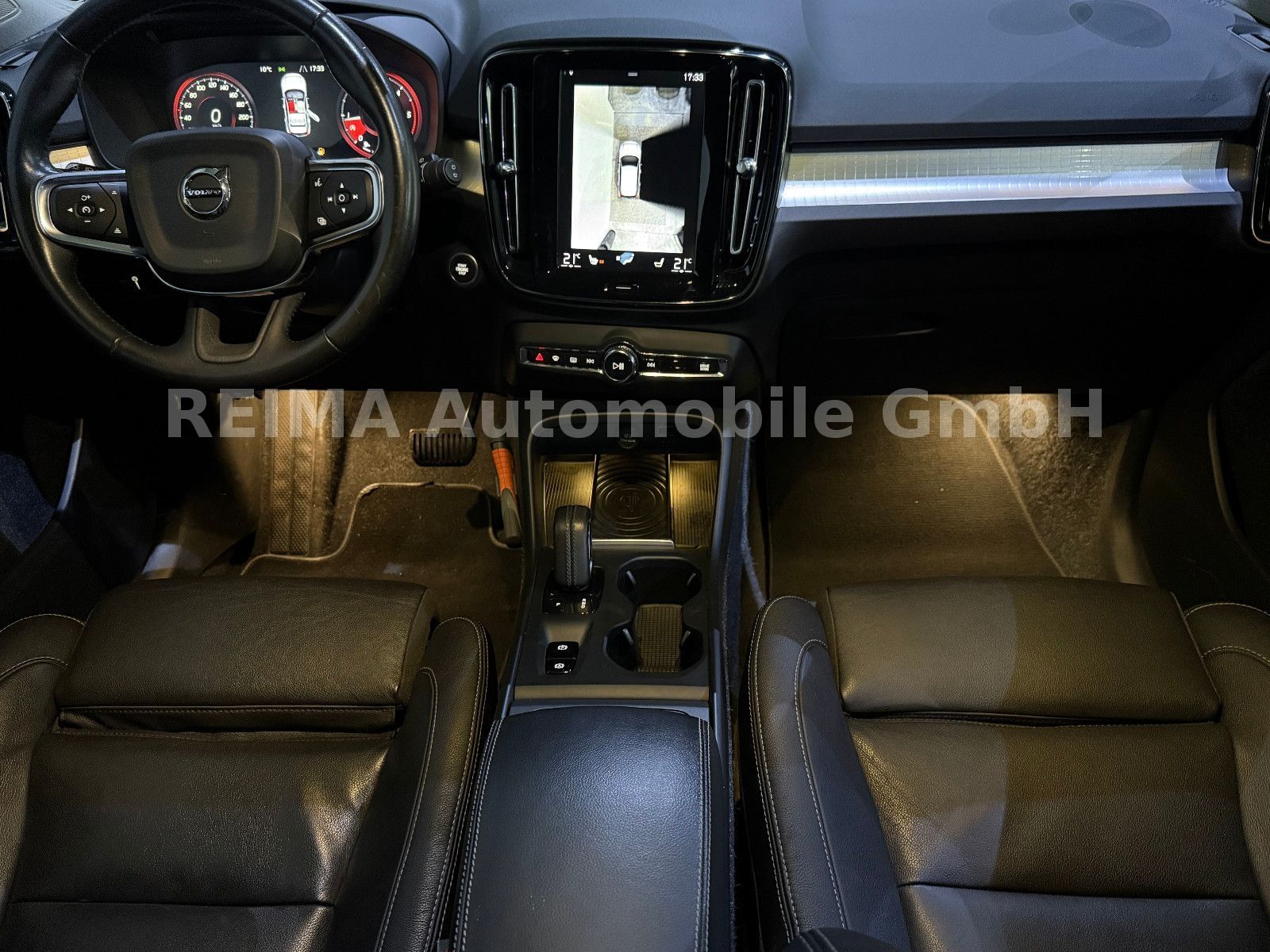 Fahrzeugabbildung Volvo XC 40 D4 Momentum AWD, Pano, LED, H&K