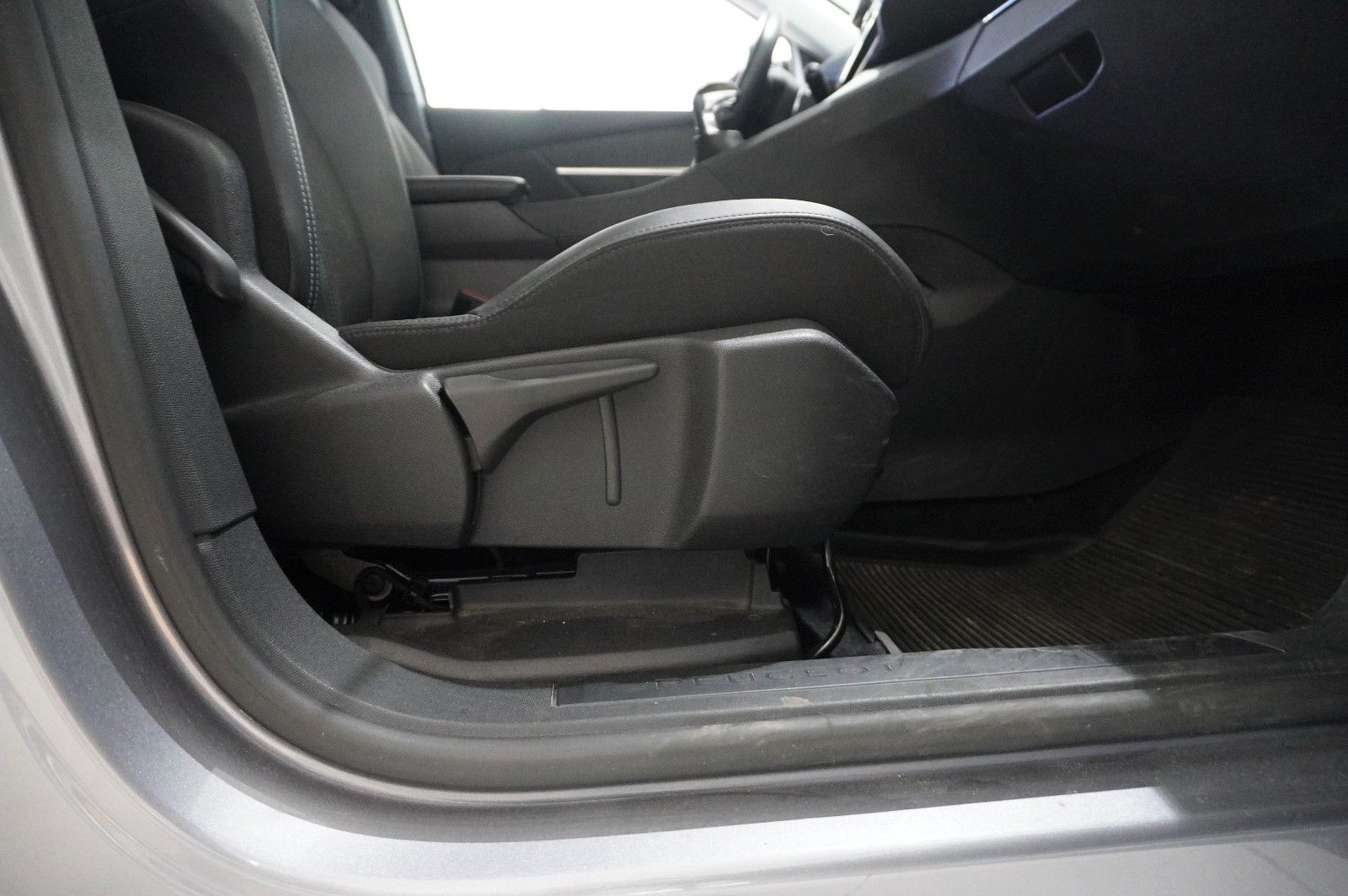 Fahrzeugabbildung Peugeot 3008 1.5D ALLURE NAVI/LED/KAMERA/SPORT/VIRTU/AHK