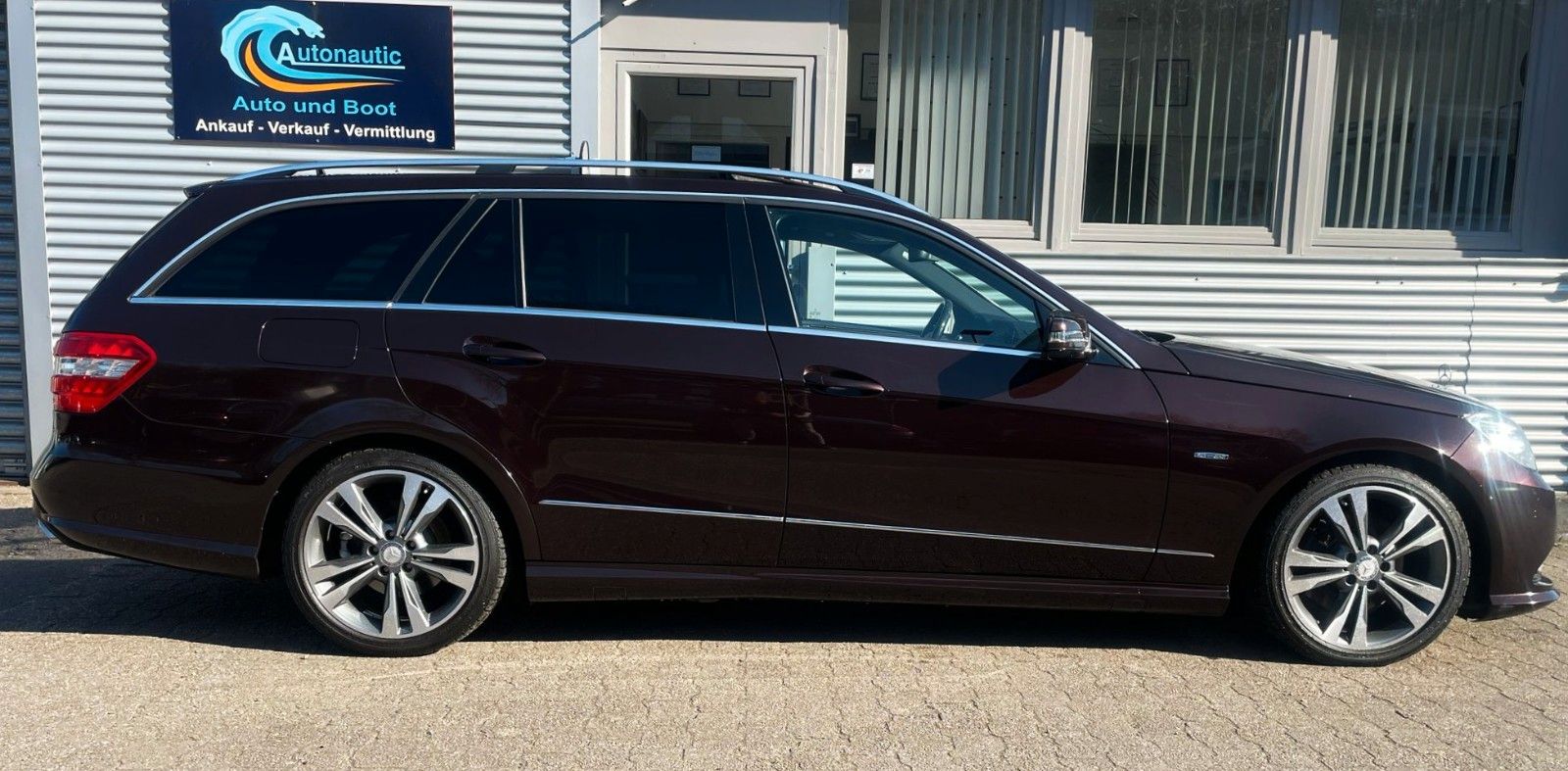 Fahrzeugabbildung Mercedes-Benz E 300 T CDI 7G AUT**AMG**LEDER NAVI GLASSD XENON