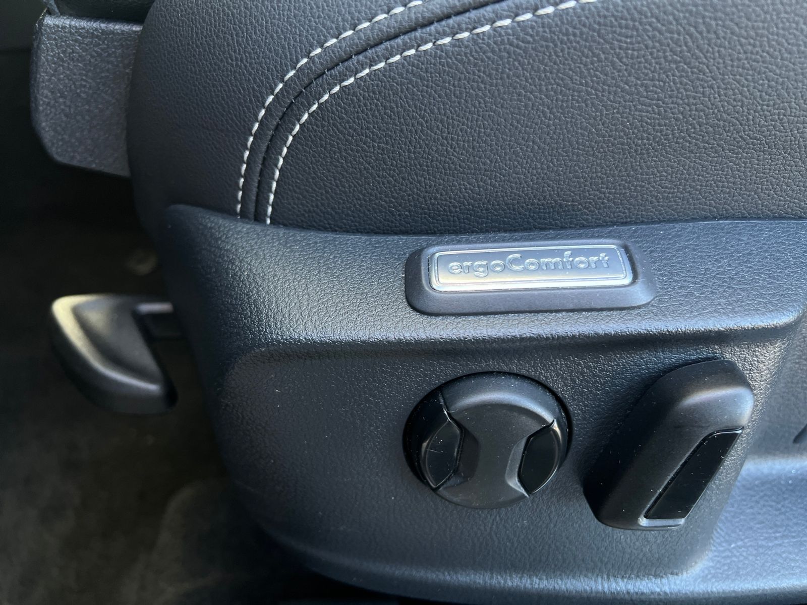 Fahrzeugabbildung Volkswagen Passat Variant Elegance 1.5 TSI DSG *LED, Digita