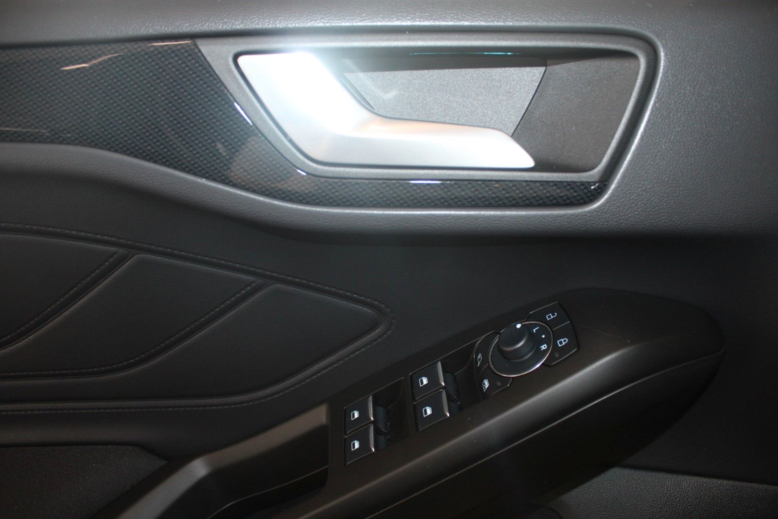 Fahrzeugabbildung Ford Focus ST-Line X Aut. LED ACC Pano HUD WinterPak.