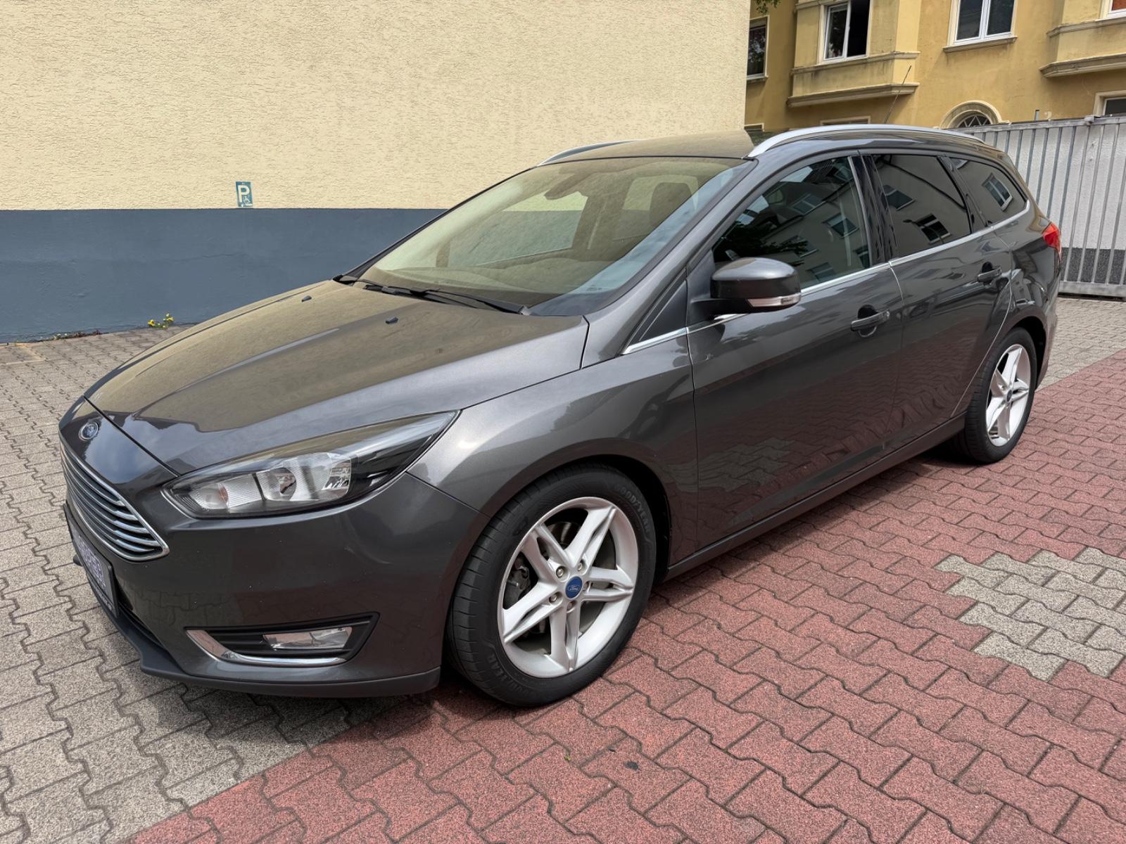 Ford Focus Turnier Titanium (1 Hand/Navi/PDC/AHK)