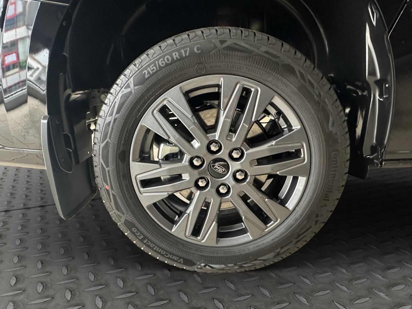 Fahrzeugabbildung Ford Transit Custom Kombi 320 L1 FWD Limited