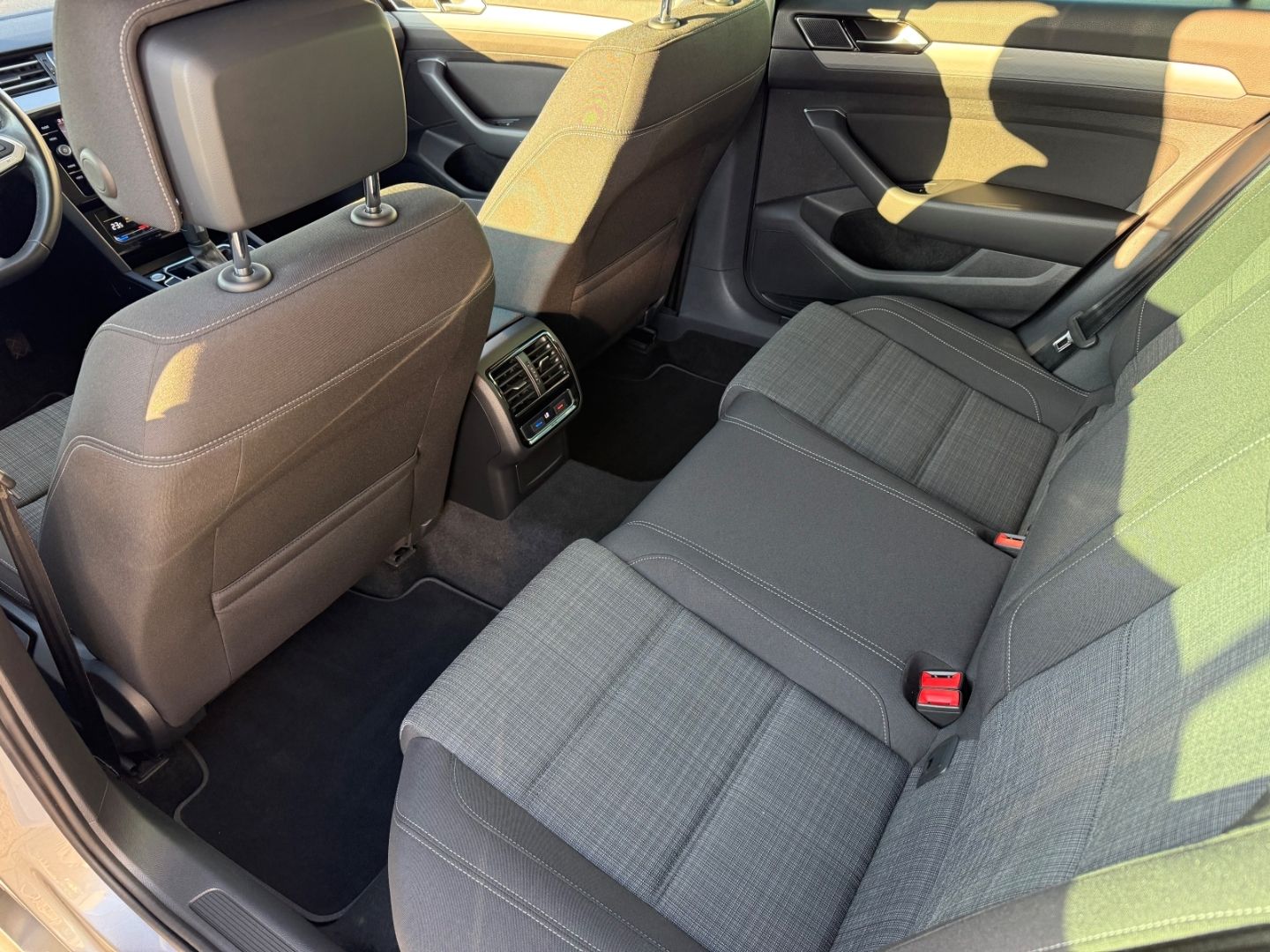 VW Passat Business AHK Navi LED ACC SHZ CarPlay And - Image 25