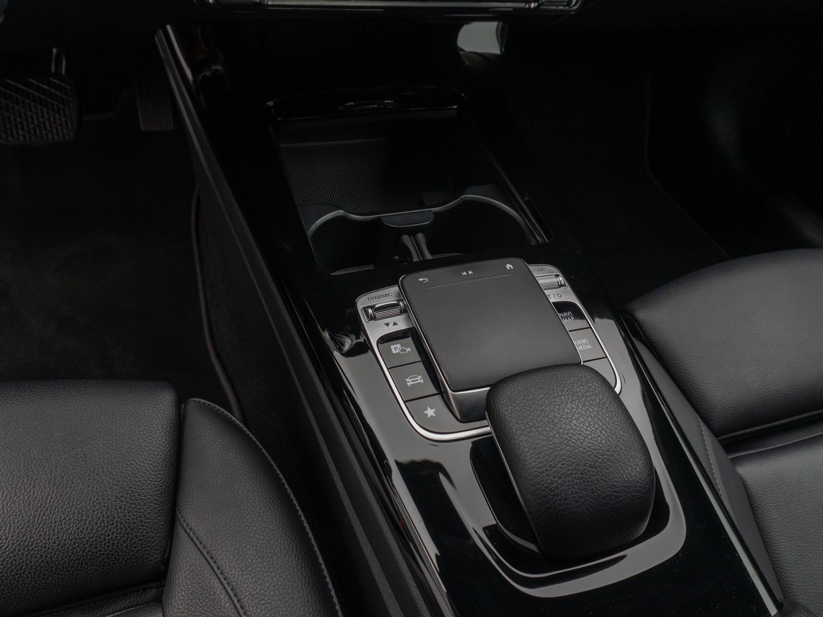 Fahrzeugabbildung Mercedes-Benz A 200 Navi PDC LED Sitzhzg Tempomat Sport 8fach