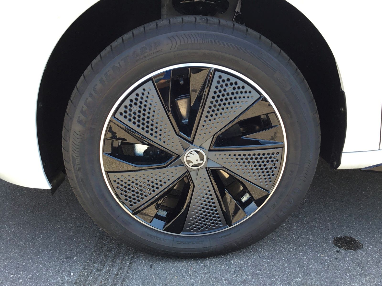 Fahrzeugabbildung SKODA Kamiq 1.5 TSI DSG Monte Carlo+AHK+Navi+Kamera