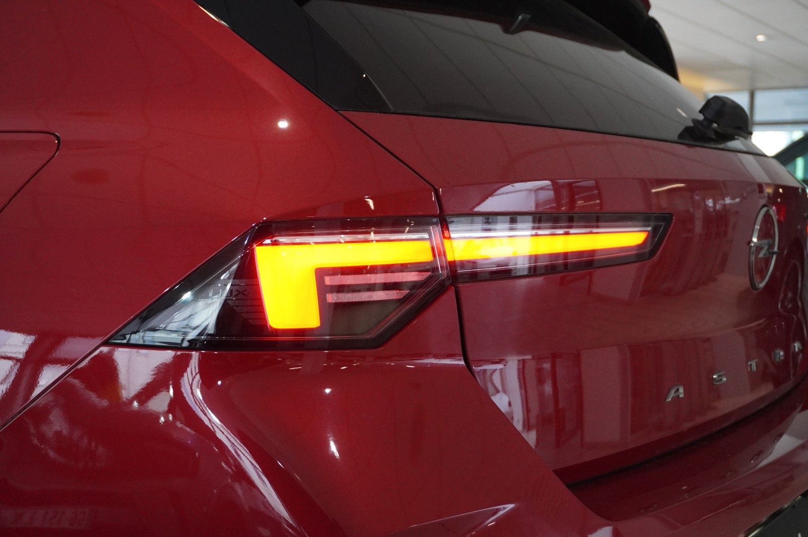 Fahrzeugabbildung Opel Astra L Lim. 1.6 HYBRID ELEGANCE NAVI/LED/KAMERA