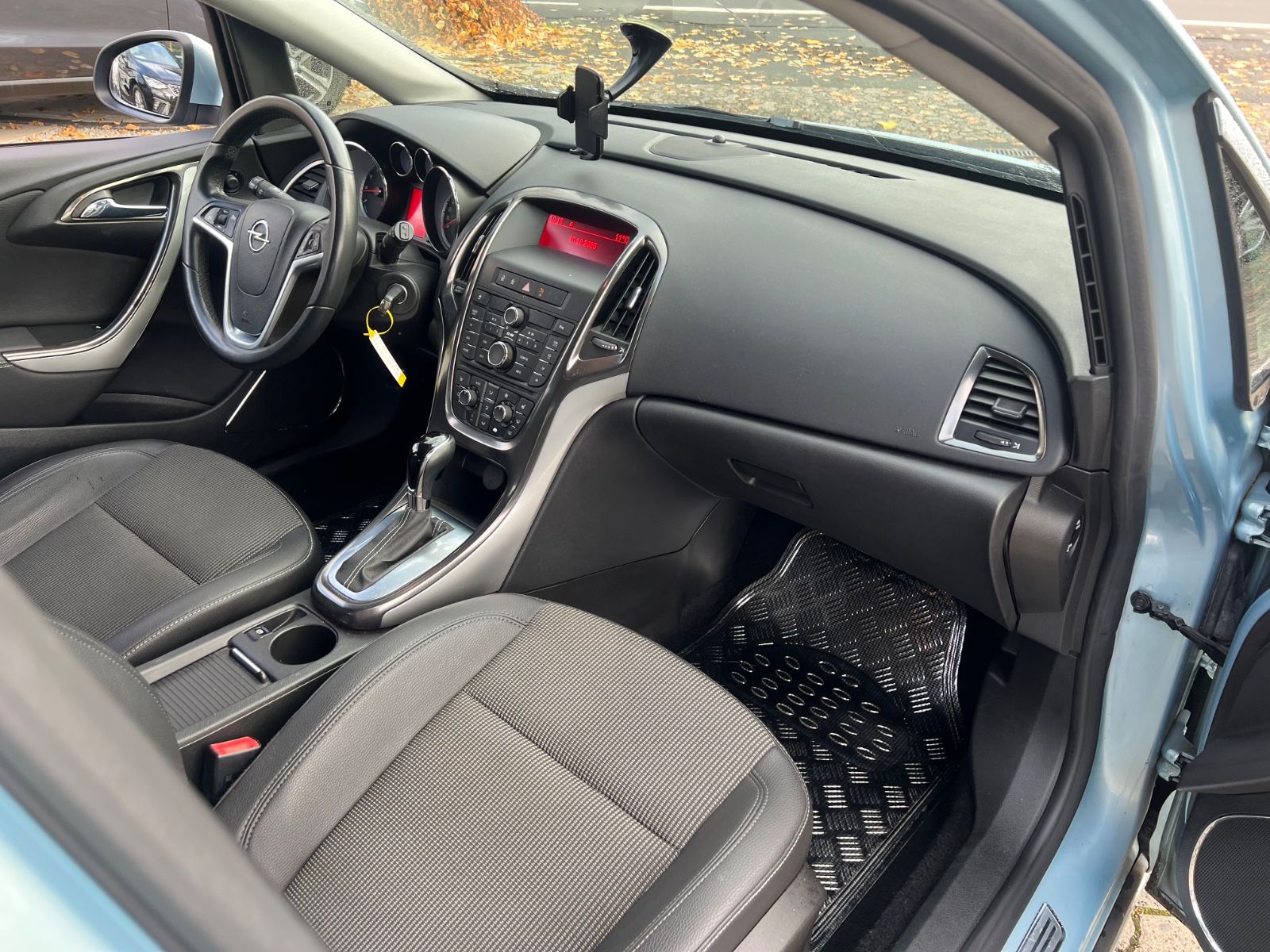 Fahrzeugabbildung Opel Astra J Lim. 5-trg. Cosmo AUTOMATIK