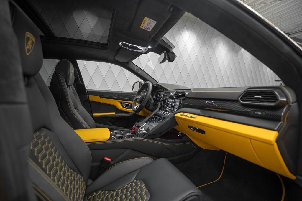Urus 4.0 V8 S YELLOW/BLACK YELLOW PANO B&O - Bild 16