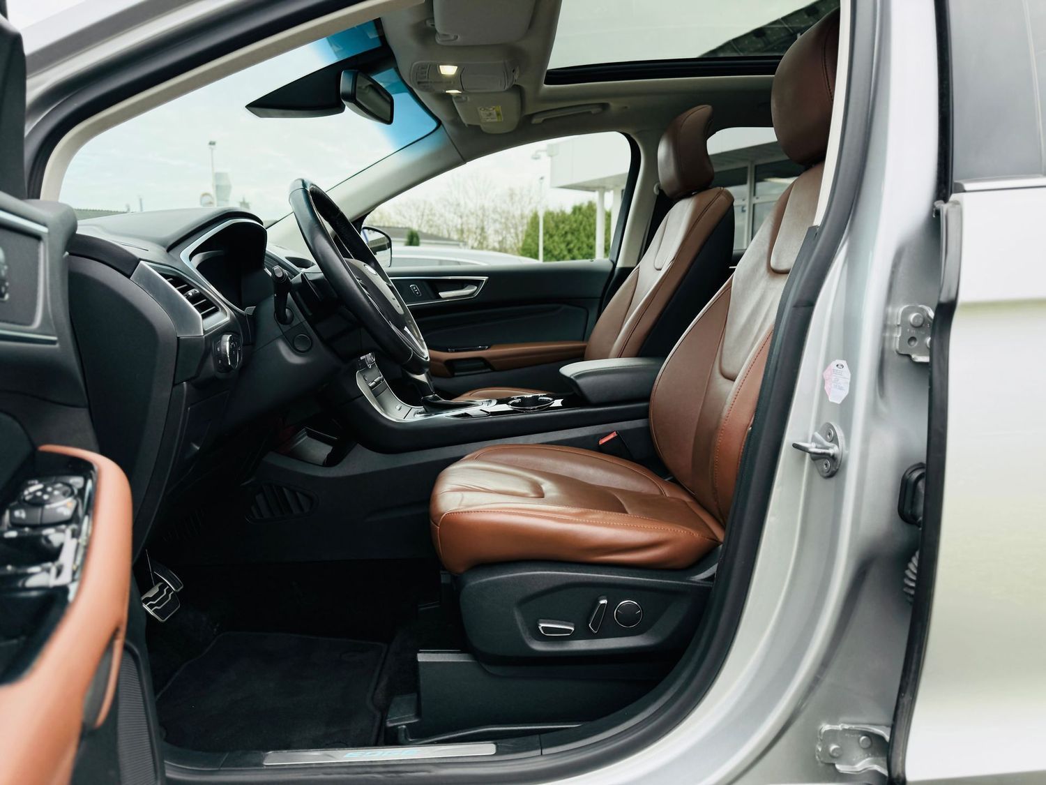 Fahrzeugabbildung Ford Edge TITANIUM 4x4, Autom., LED, Panod., AHK, Tot