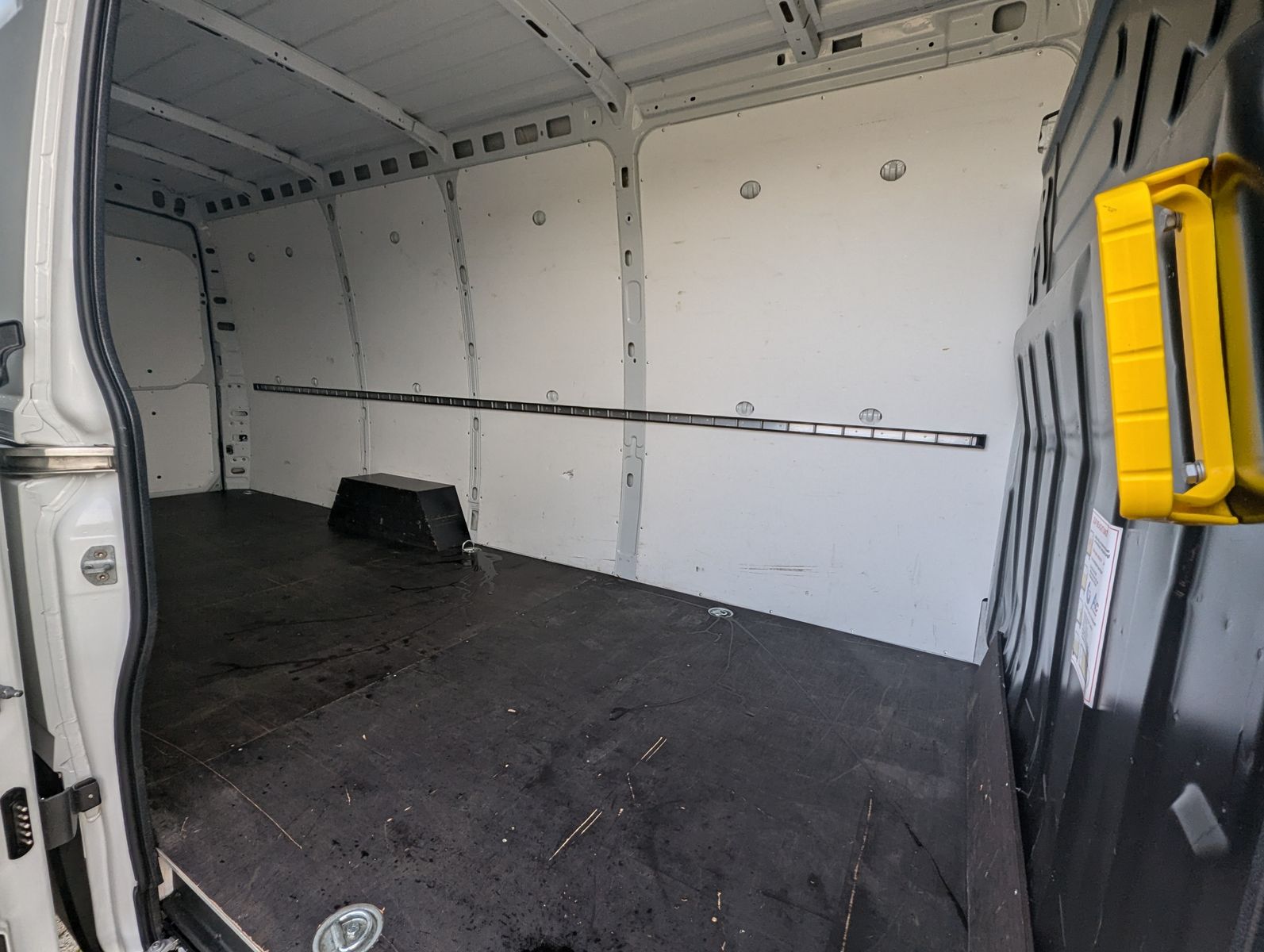Fahrzeugabbildung Iveco Daily 35S18V4100L 3.0L Dach/Holzboden Kamera Kli
