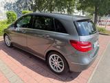 Mercedes-Benz B 220 4matic - graue Mercedes-Benz B 220