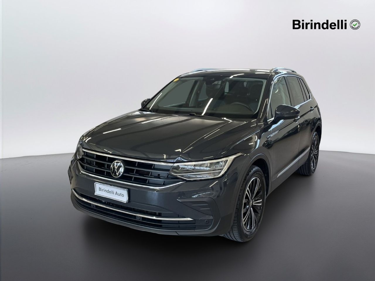 Volkswagen Tiguan - 1