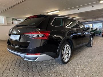 Fotografie des Skoda Superb Combi 2,0l TDI DSG Scout 4x4
