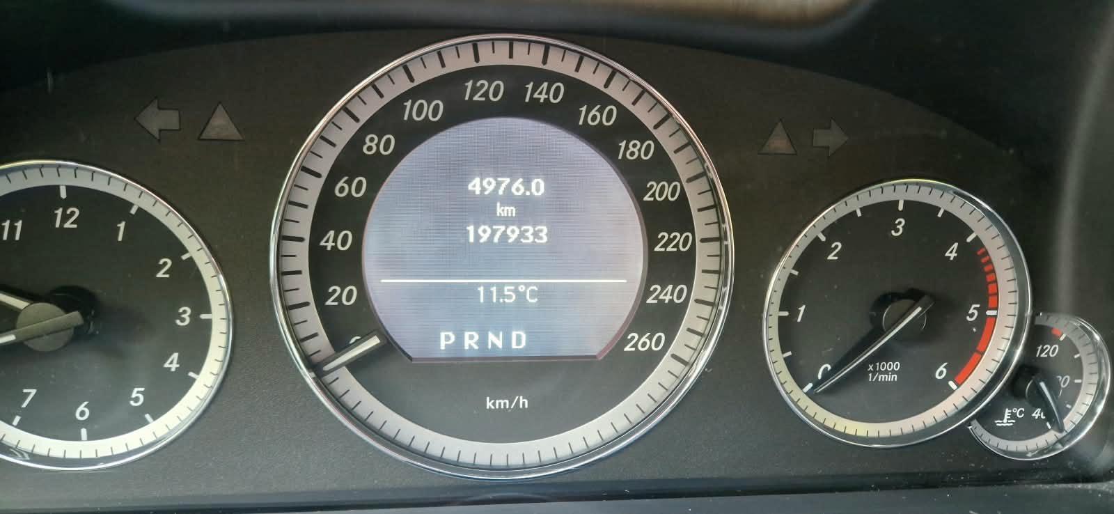Mercedes-Benz E220 2011 — photo 28