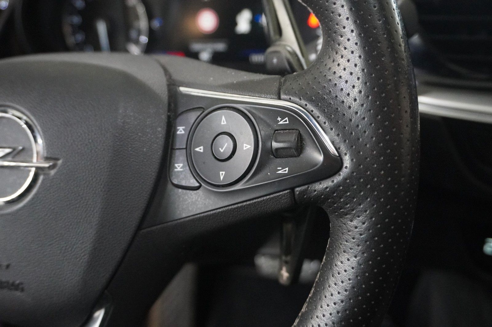Fahrzeugabbildung Opel Insignia B ST 2.0 GSI PERFORM. NAVI/LED/360°/AHK