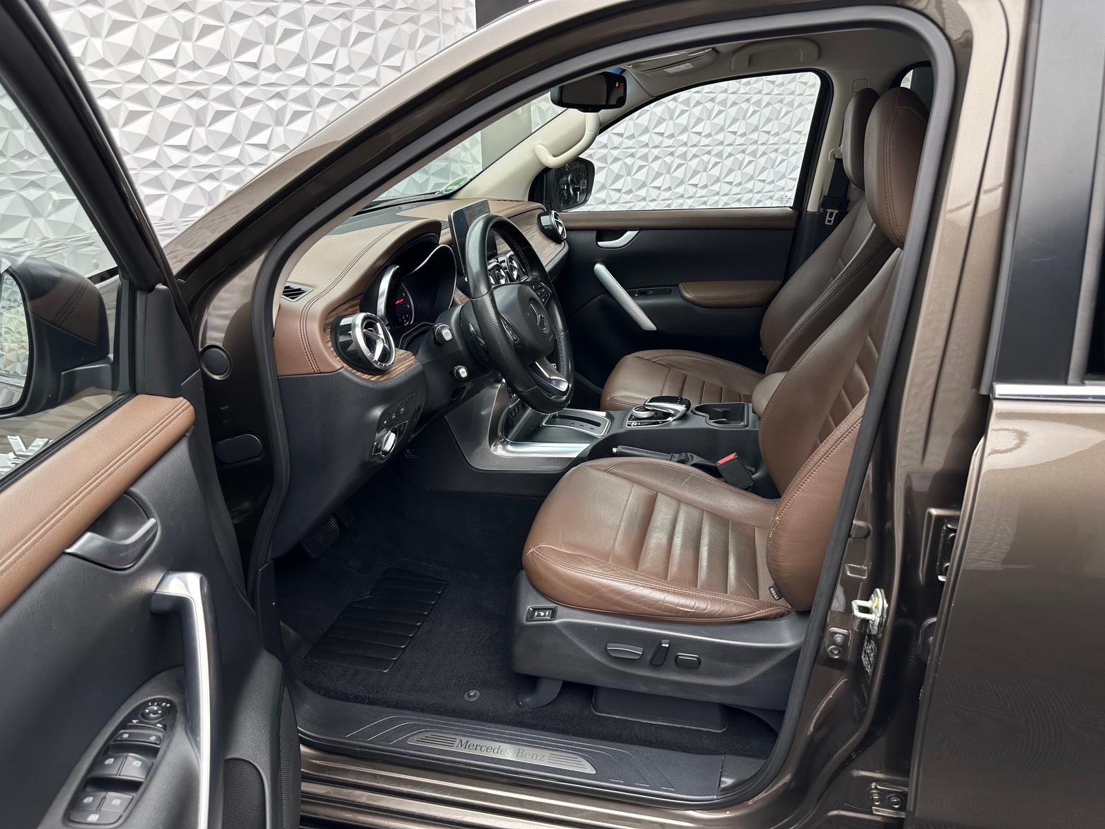 Fahrzeugabbildung Mercedes-Benz X 350d POWER-EDITION/4MATIC/LED/KEYLES/360°/AHK