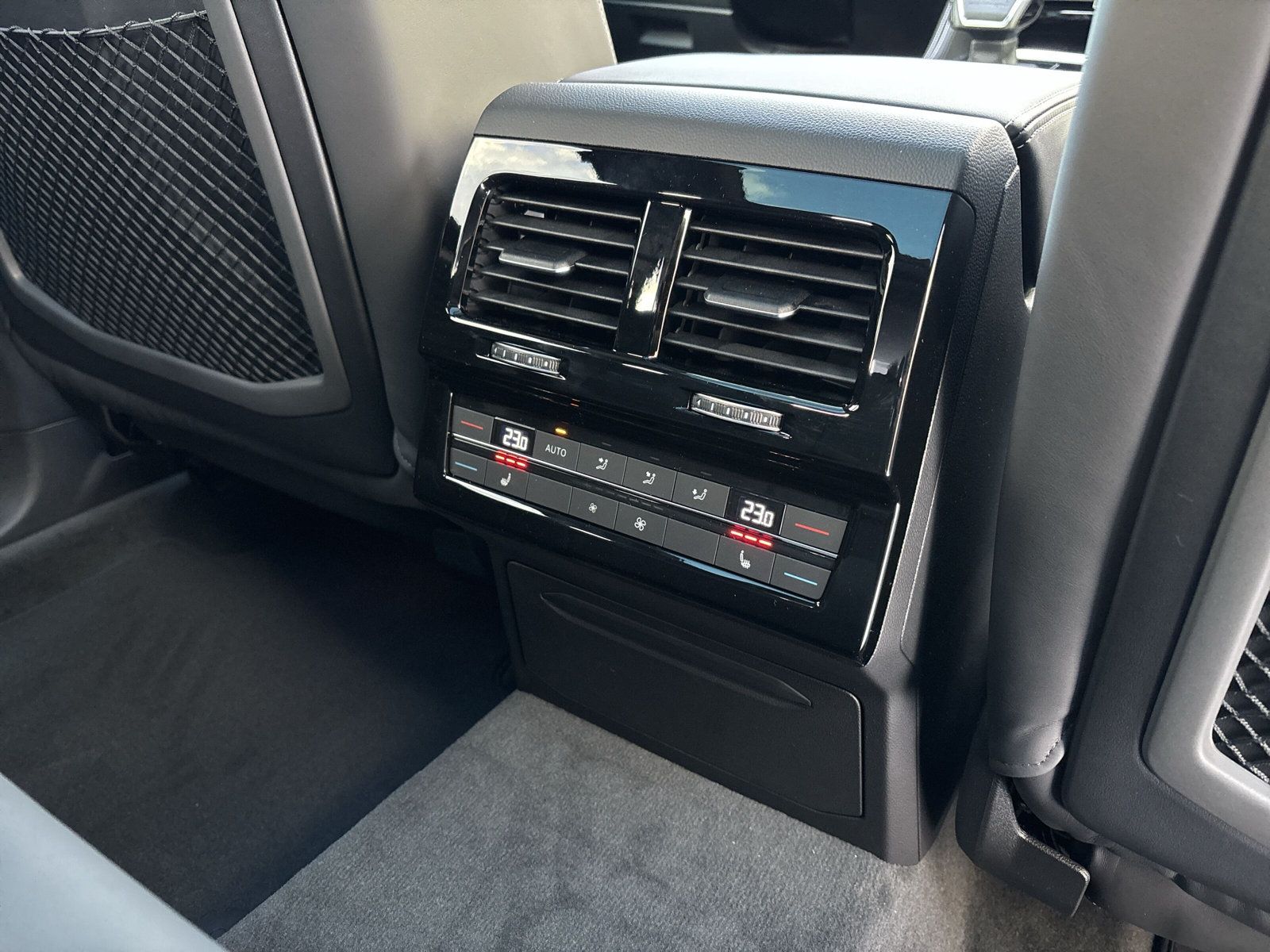 Fahrzeugabbildung Volkswagen Touareg R-Line 4Mot. FinalEditon Pano HuD AHK