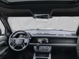 Land Rover Defender 110 D300 X-Dynamic SE AHK / Pano - Land Rover Defender mit Diesel-Antrieb: Geländewagen